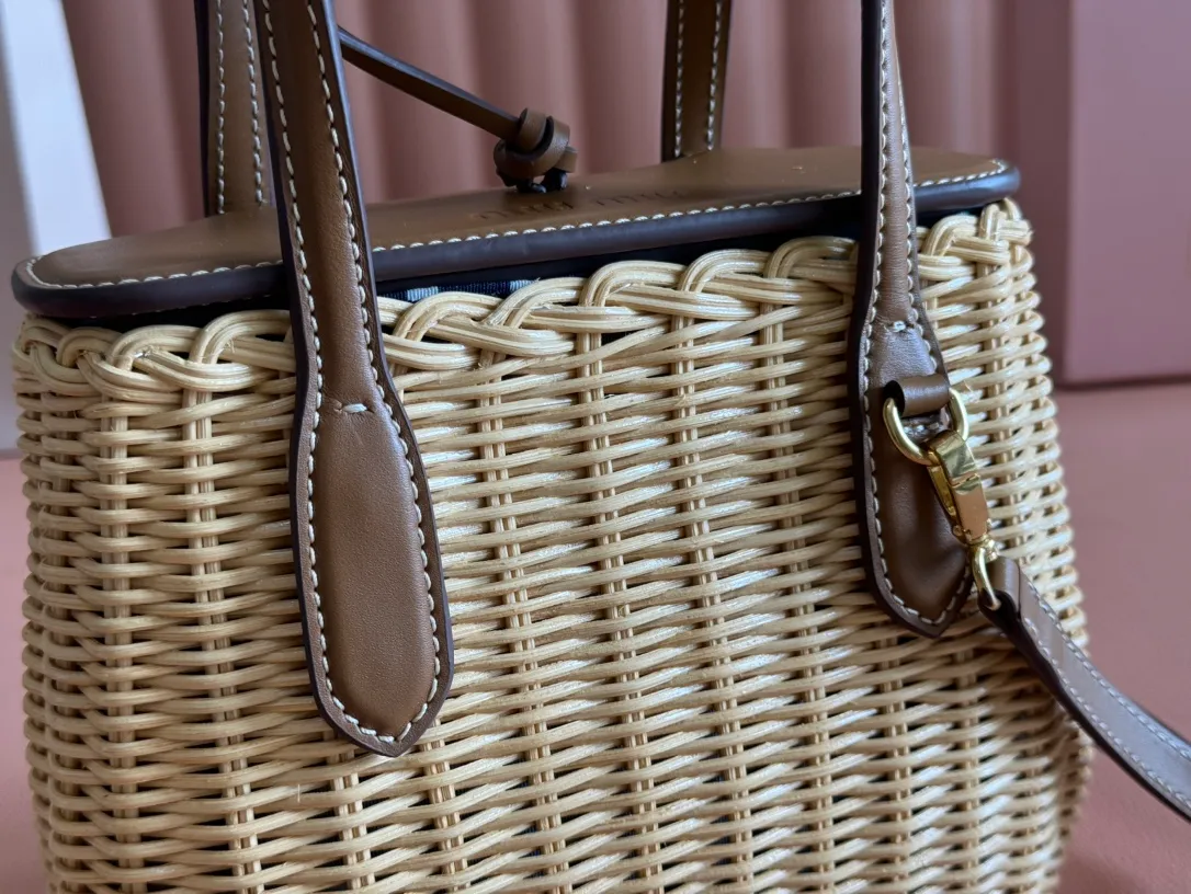 p1600💋💋💋【Full set of packaging at the counter】🍒M Home🍒 MiuMiu rattan style I really like the freshness and romance of the weaving style, full of dreamy and high-end sense. The unique sweet smell of this small basket is really amazing! The pure hand-woven weaving and the small and exquisite bag shape are super fascinating~ It can be filled with summer feeling easily. It is perfect for picnics or beach vacations. The season for miu girls’ vegetable baskets is coming, come and buy it! 15x20x8.5cm 5BA222