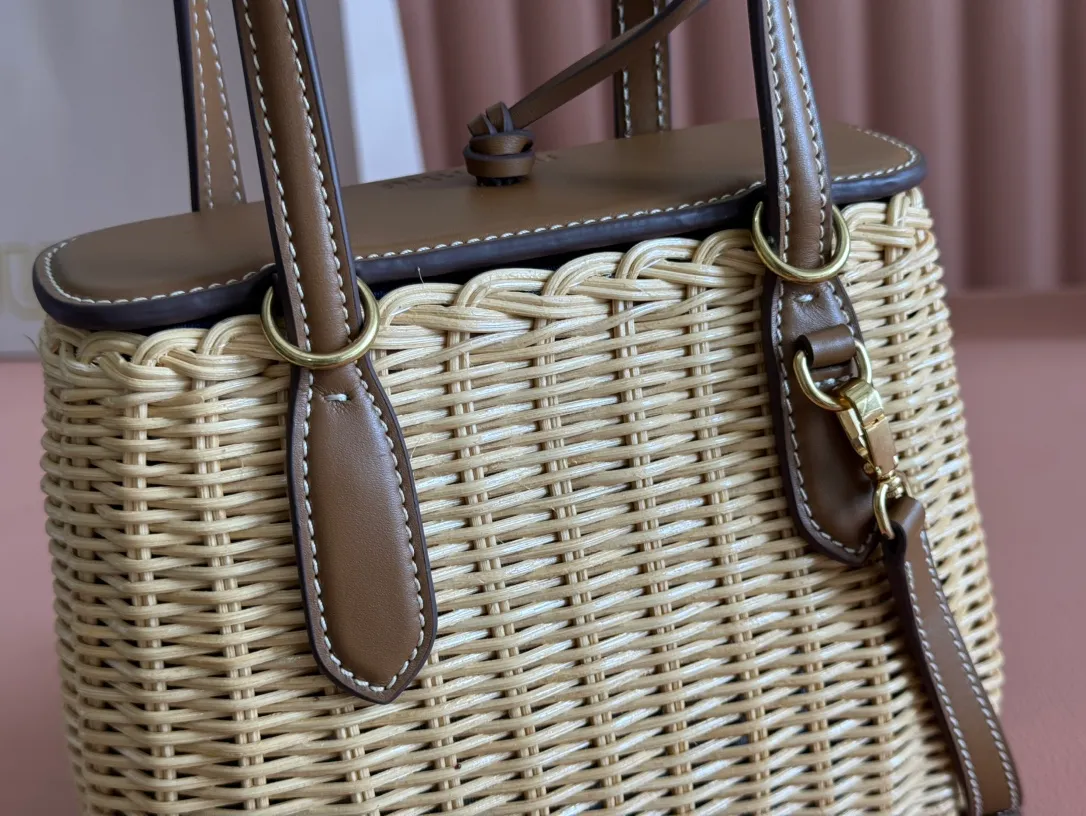 p1600💋💋💋【Full set of packaging at the counter】🍒M Home🍒 MiuMiu rattan style I really like the freshness and romance of the weaving style, full of dreamy and high-end sense. The unique sweet smell of this small basket is really amazing! The pure hand-woven weaving and the small and exquisite bag shape are super fascinating~ It can be filled with summer feeling easily. It is perfect for picnics or beach vacations. The season for miu girls’ vegetable baskets is coming, come and buy it! 15x20x8.5cm 5BA222