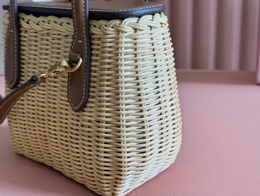 p1600💋💋💋【Full set of packaging at the counter】🍒M Home🍒 MiuMiu rattan style I really like the freshness and romance of the weaving style, full of dreamy and high-end sense. The unique sweet smell of this small basket is really amazing! The pure hand-woven weaving and the small and exquisite bag shape are super fascinating~ It can be filled with summer feeling easily. It is perfect for picnics or beach vacations. The season for miu girls’ vegetable baskets is coming, come and buy it! 15x20x8.5cm 5BA222