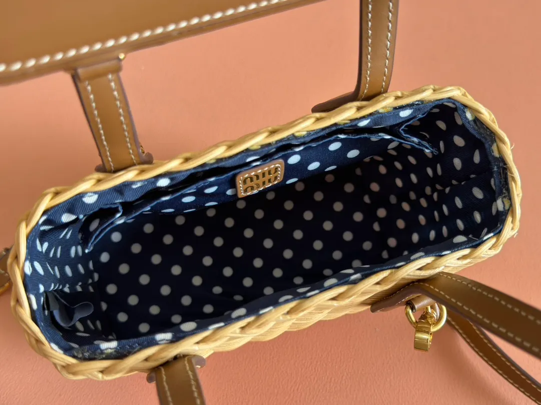 p1600💋💋💋【Full set of packaging at the counter】🍒M Home🍒 MiuMiu rattan style I really like the freshness and romance of the weaving style, full of dreamy and high-end sense. The unique sweet smell of this small basket is really amazing! The pure hand-woven weaving and the small and exquisite bag shape are super fascinating~ It can be filled with summer feeling easily. It is perfect for picnics or beach vacations. The season for miu girls’ vegetable baskets is coming, come and buy it! 15x20x8.5cm 5BA222