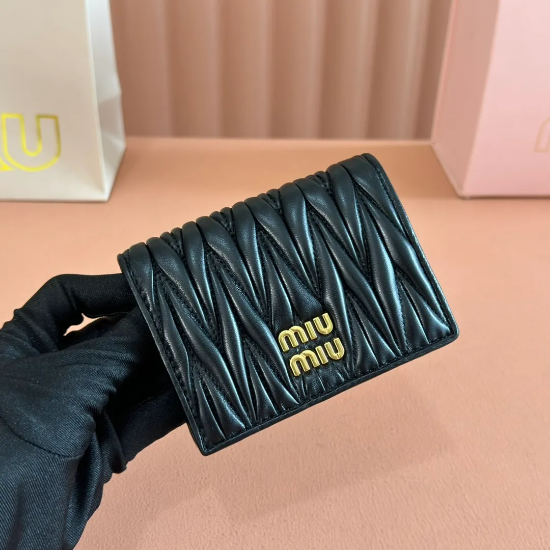 p460. 💋💋💋【Full set of packaging at the counter】🔥 MM latest version pocket wallet💗pocket wallet💗New small wallet at the counter🔥Model: 5MV20g🆕🆕💃💃It is made of imported top-grade sheepskin inside and outside🐮💞Hundred-yuan bills, bank cards, coins, and change can all be stored in it💅💅Size: 11.5 X8 cm.