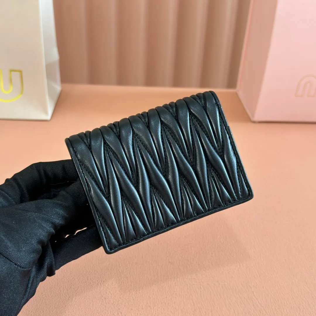 p460. 💋💋💋【Full set of packaging at the counter】🔥 MM latest version pocket wallet💗pocket wallet💗New small wallet at the counter🔥Model: 5MV20g🆕🆕💃💃It is made of imported top-grade sheepskin inside and outside🐮💞Hundred-yuan bills, bank cards, coins, and change can all be stored in it💅💅Size: 11.5 X8 cm.