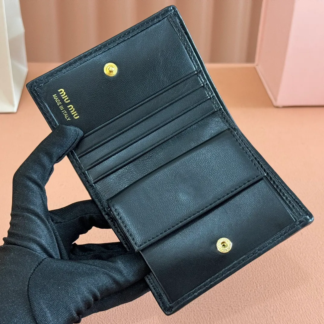 p460. 💋💋💋【Full set of packaging at the counter】🔥 MM latest version pocket wallet💗pocket wallet💗New small wallet at the counter🔥Model: 5MV20g🆕🆕💃💃It is made of imported top-grade sheepskin inside and outside🐮💞Hundred-yuan bills, bank cards, coins, and change can all be stored in it💅💅Size: 11.5 X8 cm.