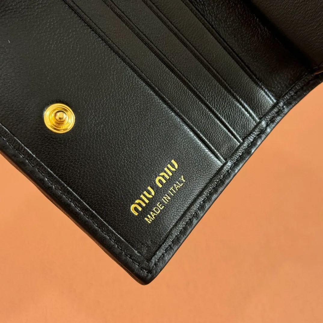 p460. 💋💋💋【Full set of packaging at the counter】🔥 MM latest version pocket wallet💗pocket wallet💗New small wallet at the counter🔥Model: 5MV20g🆕🆕💃💃It is made of imported top-grade sheepskin inside and outside🐮💞Hundred-yuan bills, bank cards, coins, and change can all be stored in it💅💅Size: 11.5 X8 cm.