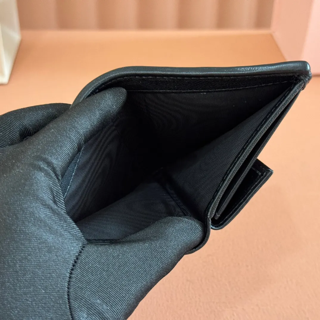 p460. 💋💋💋【Full set of packaging at the counter】🔥 MM latest version pocket wallet💗pocket wallet💗New small wallet at the counter🔥Model: 5MV20g🆕🆕💃💃It is made of imported top-grade sheepskin inside and outside🐮💞Hundred-yuan bills, bank cards, coins, and change can all be stored in it💅💅Size: 11.5 X8 cm.