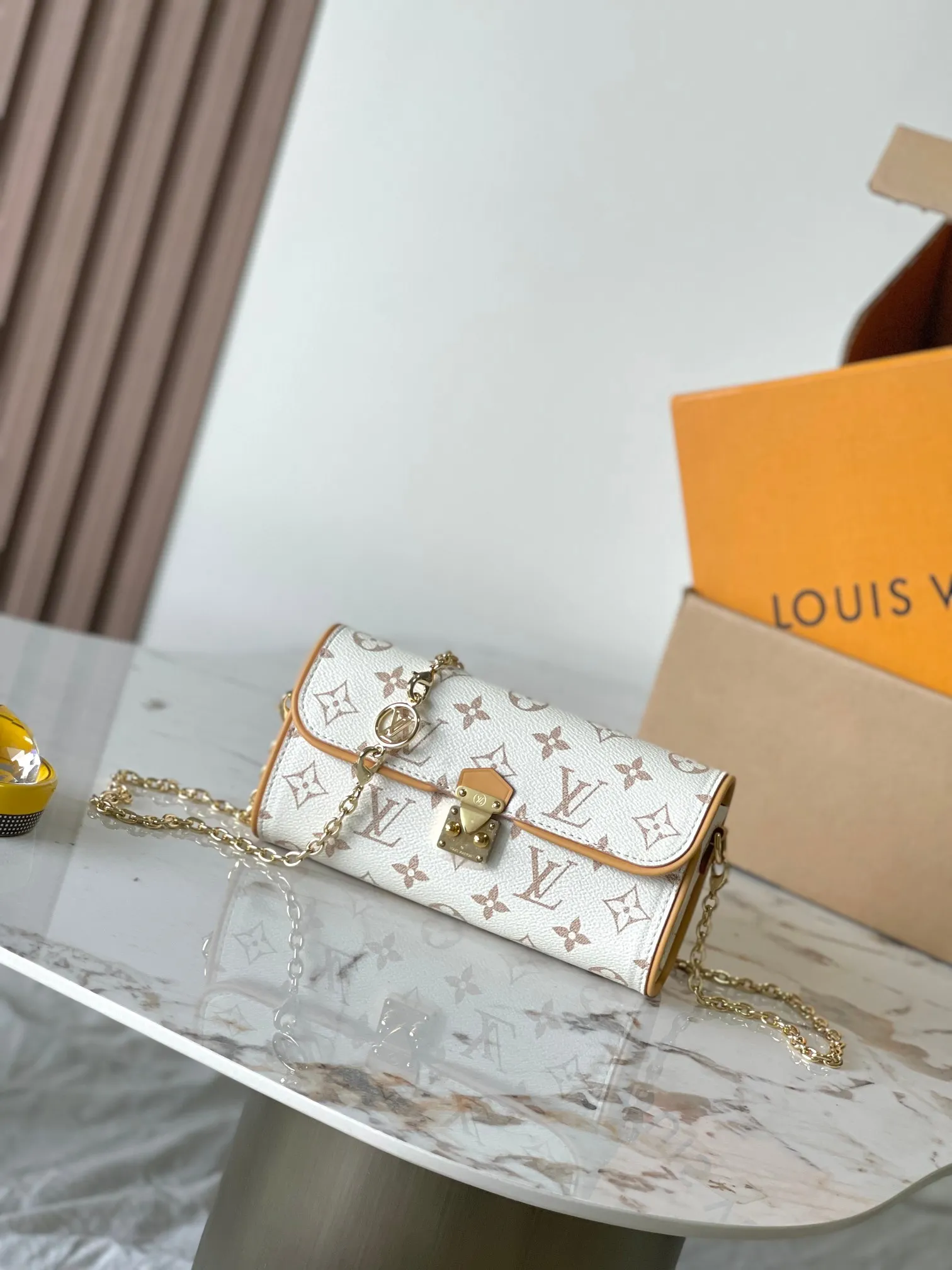 p1260 [Special grade MB163c chip version original leather] This Pochette Camille handbag model: M26583 Material: A-grade all-steel hardware, imported original fabric Packaging: full set of original duty-free MB packaging Size: 20.5x 11 x 6CM