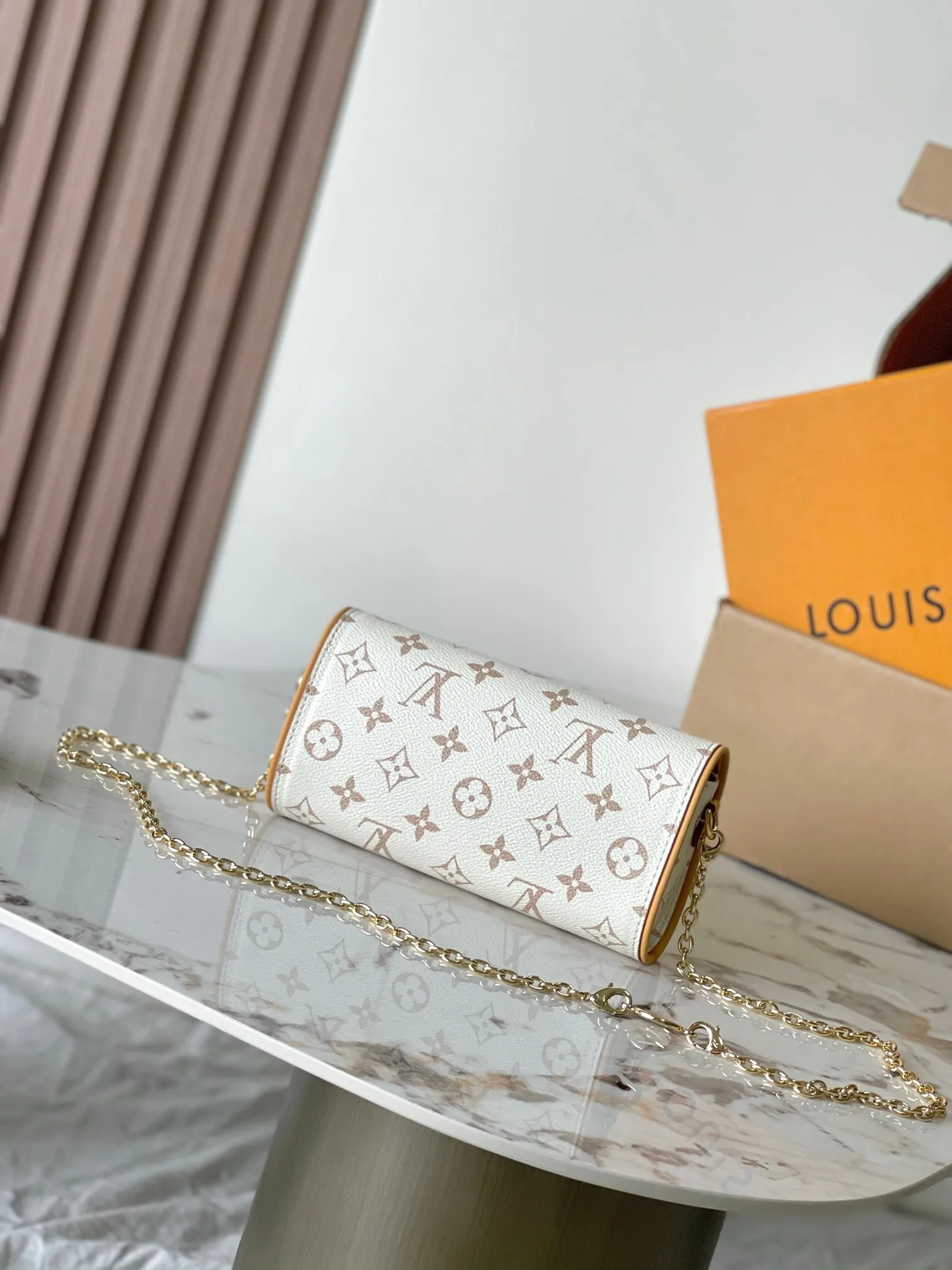 p1260 [Special grade MB163c chip version original leather] This Pochette Camille handbag model: M26583 Material: A-grade all-steel hardware, imported original fabric Packaging: full set of original duty-free MB packaging Size: 20.5x 11 x 6CM