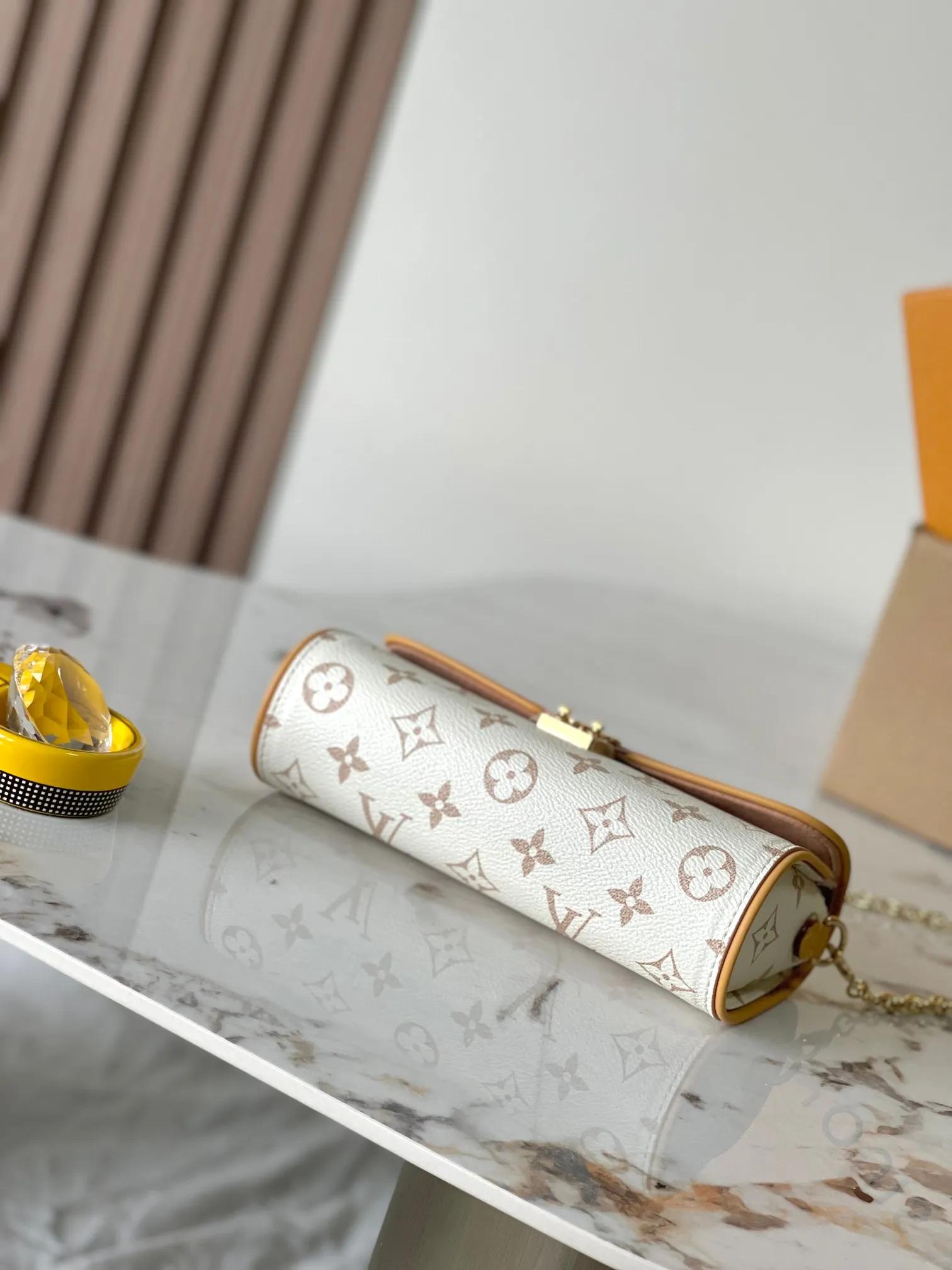 p1260 [Special grade MB163c chip version original leather] This Pochette Camille handbag model: M26583 Material: A-grade all-steel hardware, imported original fabric Packaging: full set of original duty-free MB packaging Size: 20.5x 11 x 6CM