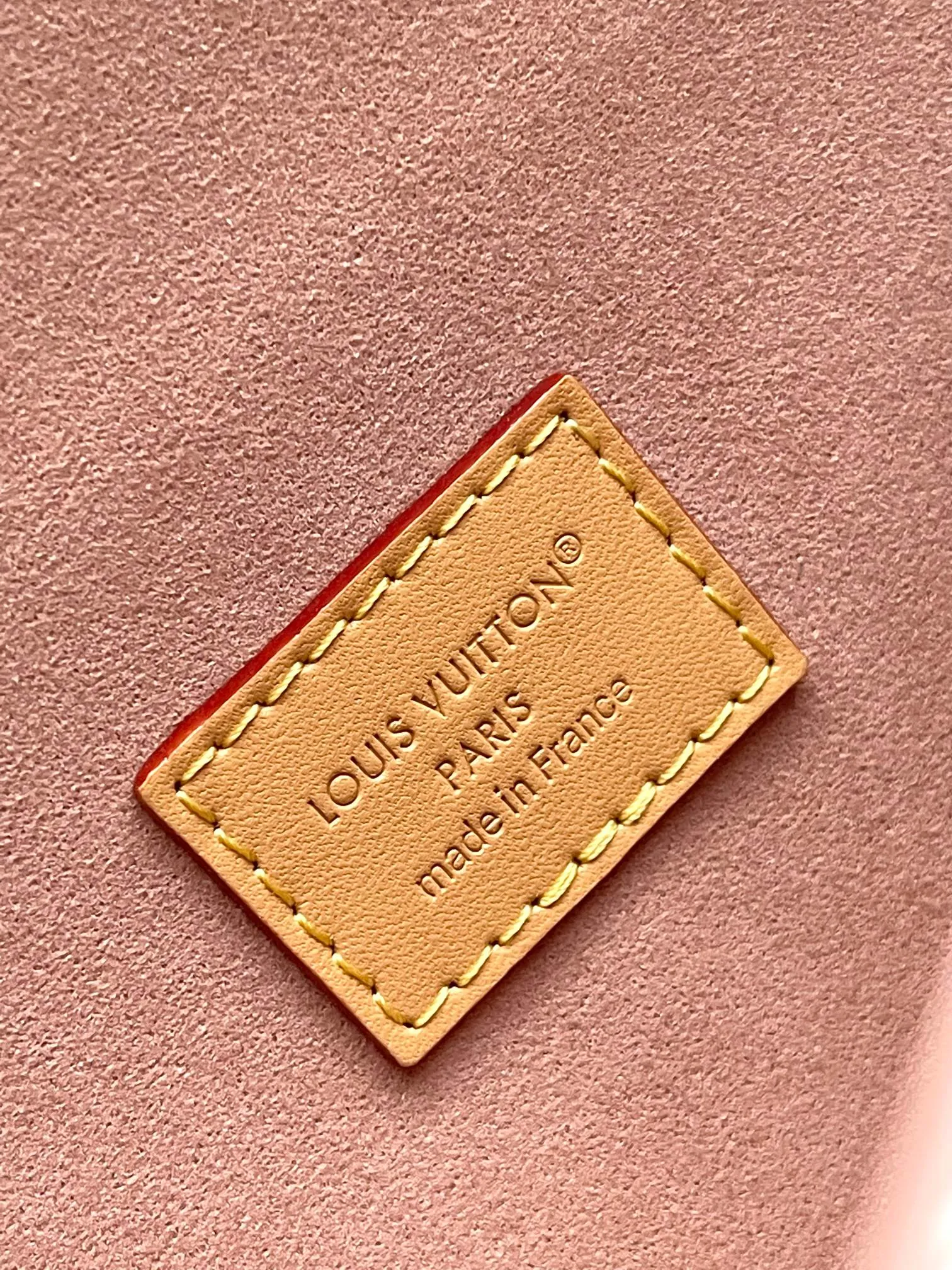 p1260 [Special grade MB163c chip version original leather] This Pochette Camille handbag model: M26583 Material: A-grade all-steel hardware, imported original fabric Packaging: full set of original duty-free MB packaging Size: 20.5x 11 x 6CM