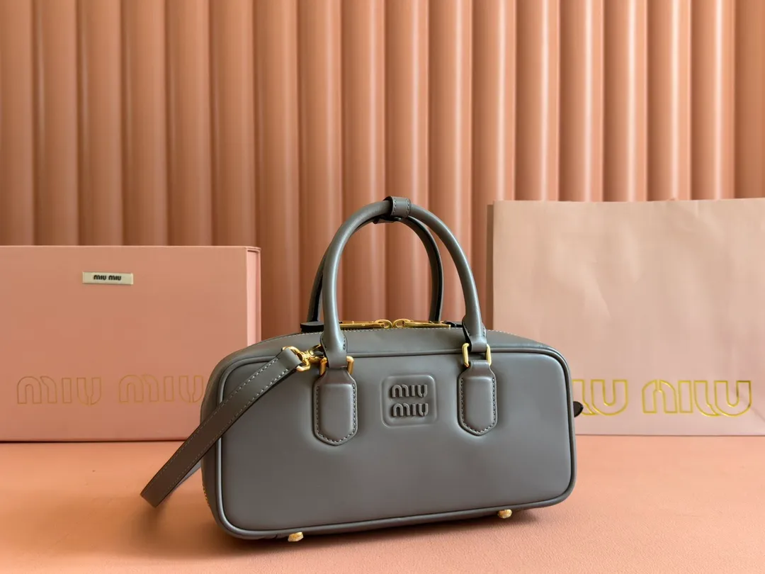 💋💋💋p1720【Premium hardware original leather】Arcadie cow leather medium (27cm) bowling handbag/crossbody bag ~ cognac color cowhide This Arcadic handbag demonstrates the unique concept that fashion is a tool that translates the reflection of reality into material form. The letter logo that complements the finish of the metal hardware accessories is exquisitely crafted and demonstrates a highly recognizable classic style. Dynamic and elegant lines with adjustable and detachable shoulder straps present a practical and versatile design with modern charm. ～Detachable and adjustable shoulder strap ～Zipper closure ～Painted metal letter logo on the front ～Lined with zippered pocket ～Comes with foot studs Size: W27×H12×D9cm No.: 5BB148