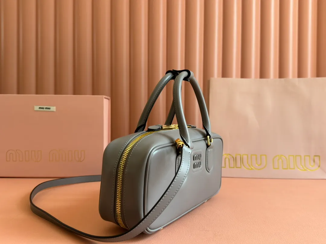 💋💋💋p1720【Premium hardware original leather】Arcadie cow leather medium (27cm) bowling handbag/crossbody bag ~ cognac color cowhide This Arcadic handbag demonstrates the unique concept that fashion is a tool that translates the reflection of reality into material form. The letter logo that complements the finish of the metal hardware accessories is exquisitely crafted and demonstrates a highly recognizable classic style. Dynamic and elegant lines with adjustable and detachable shoulder straps present a practical and versatile design with modern charm. ～Detachable and adjustable shoulder strap ～Zipper closure ～Painted metal letter logo on the front ～Lined with zippered pocket ～Comes with foot studs Size: W27×H12×D9cm No.: 5BB148