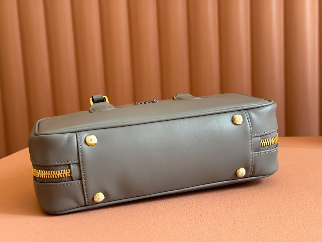💋💋💋p1720【Premium hardware original leather】Arcadie cow leather medium (27cm) bowling handbag/crossbody bag ~ cognac color cowhide This Arcadic handbag demonstrates the unique concept that fashion is a tool that translates the reflection of reality into material form. The letter logo that complements the finish of the metal hardware accessories is exquisitely crafted and demonstrates a highly recognizable classic style. Dynamic and elegant lines with adjustable and detachable shoulder straps present a practical and versatile design with modern charm. ～Detachable and adjustable shoulder strap ～Zipper closure ～Painted metal letter logo on the front ～Lined with zippered pocket ～Comes with foot studs Size: W27×H12×D9cm No.: 5BB148