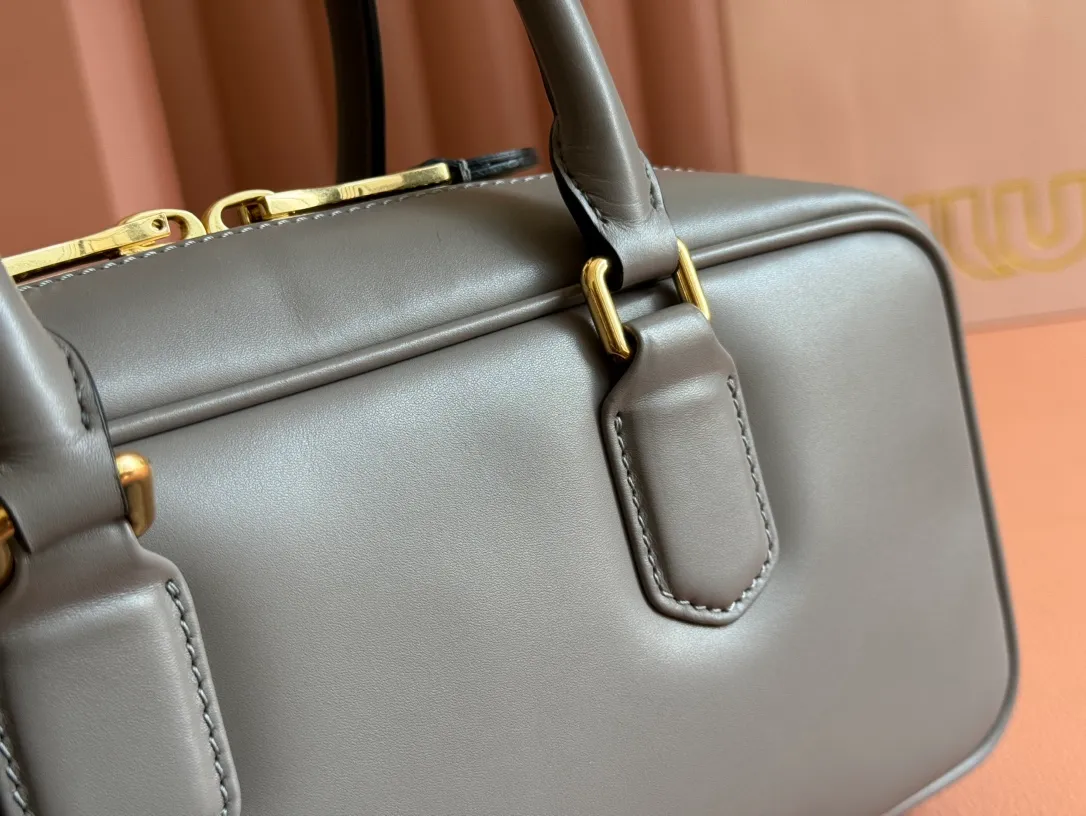💋💋💋p1720【Premium hardware original leather】Arcadie cow leather medium (27cm) bowling handbag/crossbody bag ~ cognac color cowhide This Arcadic handbag demonstrates the unique concept that fashion is a tool that translates the reflection of reality into material form. The letter logo that complements the finish of the metal hardware accessories is exquisitely crafted and demonstrates a highly recognizable classic style. Dynamic and elegant lines with adjustable and detachable shoulder straps present a practical and versatile design with modern charm. ～Detachable and adjustable shoulder strap ～Zipper closure ～Painted metal letter logo on the front ～Lined with zippered pocket ～Comes with foot studs Size: W27×H12×D9cm No.: 5BB148