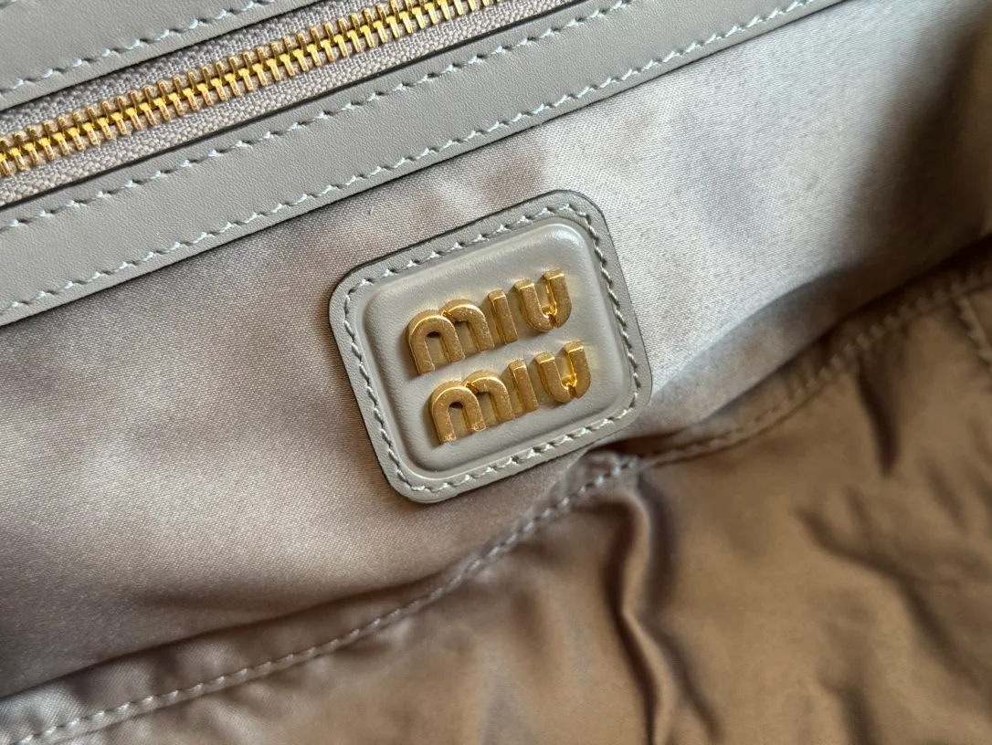 💋💋💋p1720【Premium hardware original leather】Arcadie cow leather medium (27cm) bowling handbag/crossbody bag ~ cognac color cowhide This Arcadic handbag demonstrates the unique concept that fashion is a tool that translates the reflection of reality into material form. The letter logo that complements the finish of the metal hardware accessories is exquisitely crafted and demonstrates a highly recognizable classic style. Dynamic and elegant lines with adjustable and detachable shoulder straps present a practical and versatile design with modern charm. ～Detachable and adjustable shoulder strap ～Zipper closure ～Painted metal letter logo on the front ～Lined with zippered pocket ～Comes with foot studs Size: W27×H12×D9cm No.: 5BB148