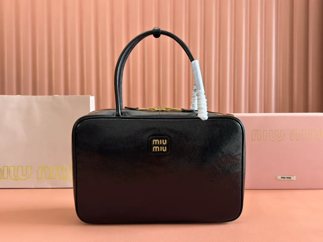 p1800 MIU new product [original leather with counter packaging] Beau cow leather second generation handbag/wrinkled patent leather [new version briefcase] 5bb117 This Beau handbag is made of soft and smooth cow leather, with exquisite details such as gold-plated hardware and accessories, and the embossed letter logo highlights the classic style. Size:W34×H23×D10cm