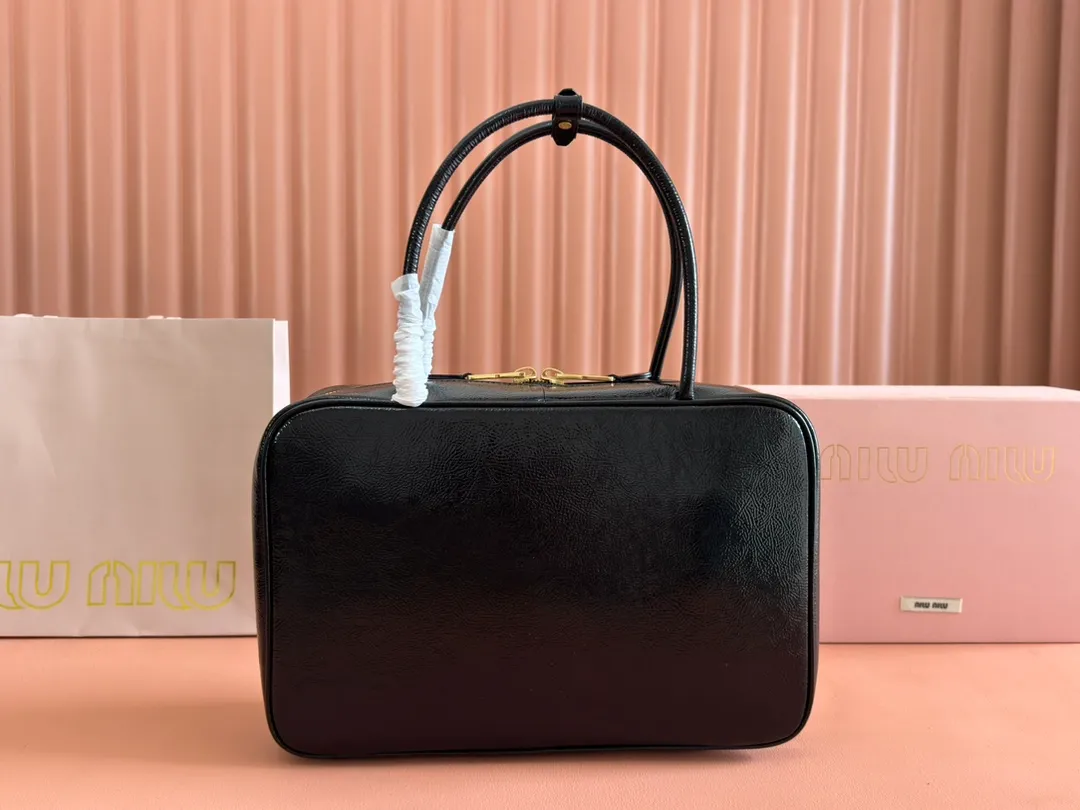 p1800 MIU new product [original leather with counter packaging] Beau cow leather second generation handbag/wrinkled patent leather [new version briefcase] 5bb117 This Beau handbag is made of soft and smooth cow leather, with exquisite details such as gold-plated hardware and accessories, and the embossed letter logo highlights the classic style. Size:W34×H23×D10cm