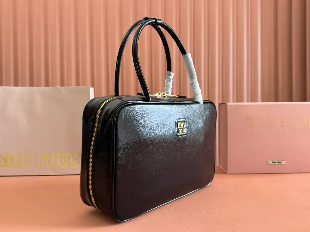 p1800 MIU new product [original leather with counter packaging] Beau cow leather second generation handbag/wrinkled patent leather [new version briefcase] 5bb117 This Beau handbag is made of soft and smooth cow leather, with exquisite details such as gold-plated hardware and accessories, and the embossed letter logo highlights the classic style. Size:W34×H23×D10cm