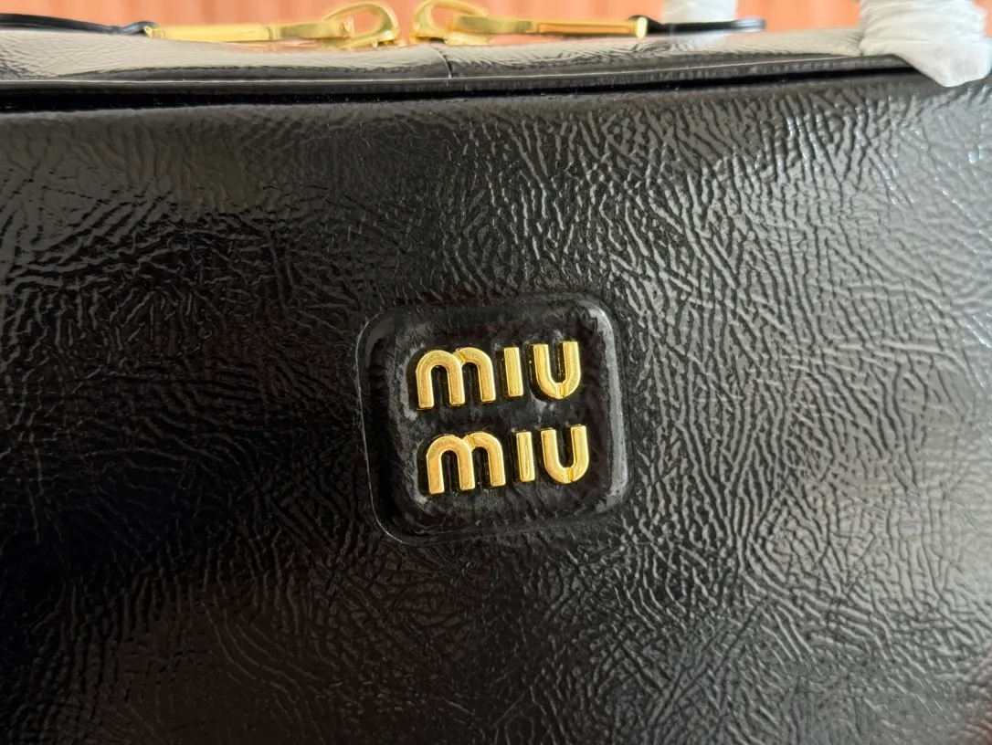 p1800 MIU new product [original leather with counter packaging] Beau cow leather second generation handbag/wrinkled patent leather [new version briefcase] 5bb117 This Beau handbag is made of soft and smooth cow leather, with exquisite details such as gold-plated hardware and accessories, and the embossed letter logo highlights the classic style. Size:W34×H23×D10cm