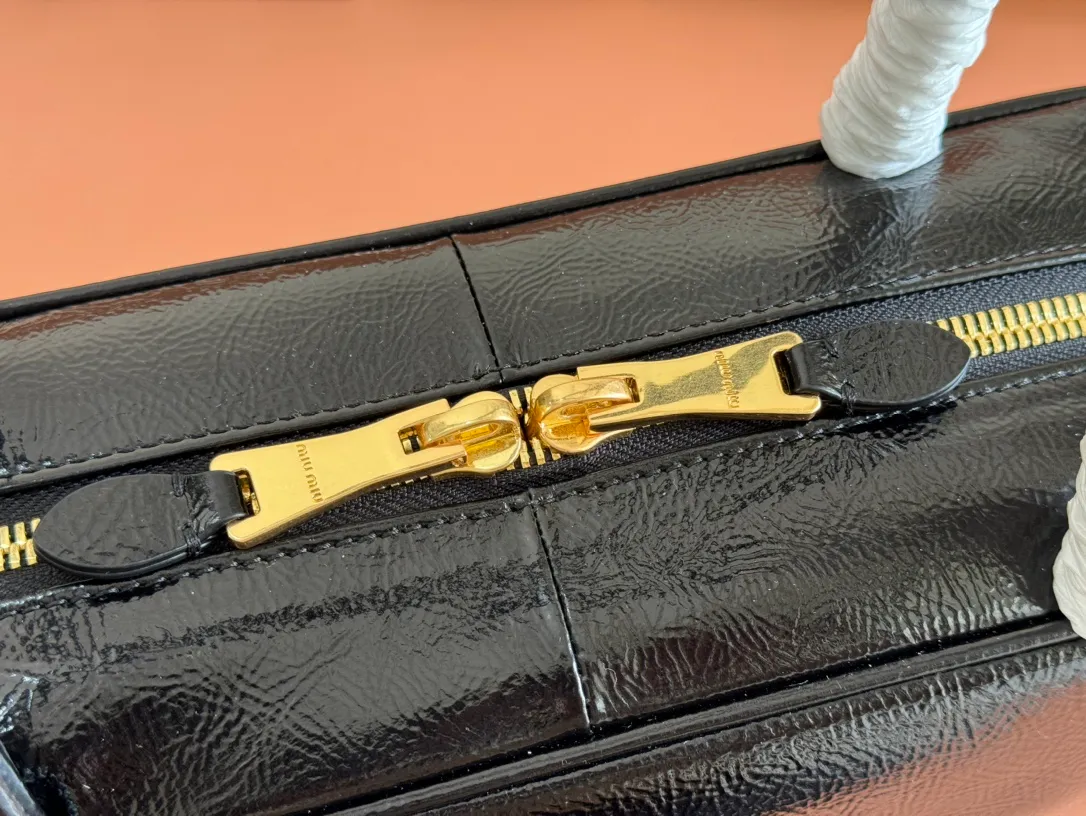 p1800 MIU new product [original leather with counter packaging] Beau cow leather second generation handbag/wrinkled patent leather [new version briefcase] 5bb117 This Beau handbag is made of soft and smooth cow leather, with exquisite details such as gold-plated hardware and accessories, and the embossed letter logo highlights the classic style. Size:W34×H23×D10cm