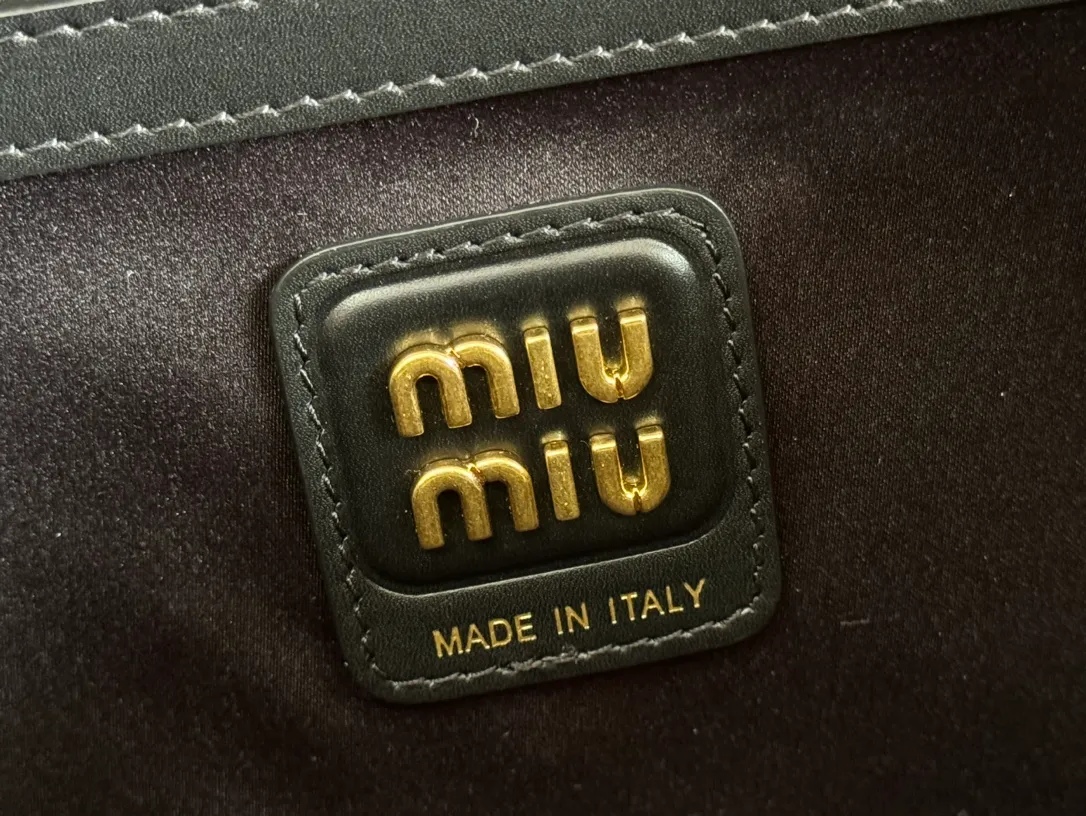 p1800 MIU new product [original leather with counter packaging] Beau cow leather second generation handbag/wrinkled patent leather [new version briefcase] 5bb117 This Beau handbag is made of soft and smooth cow leather, with exquisite details such as gold-plated hardware and accessories, and the embossed letter logo highlights the classic style. Size:W34×H23×D10cm