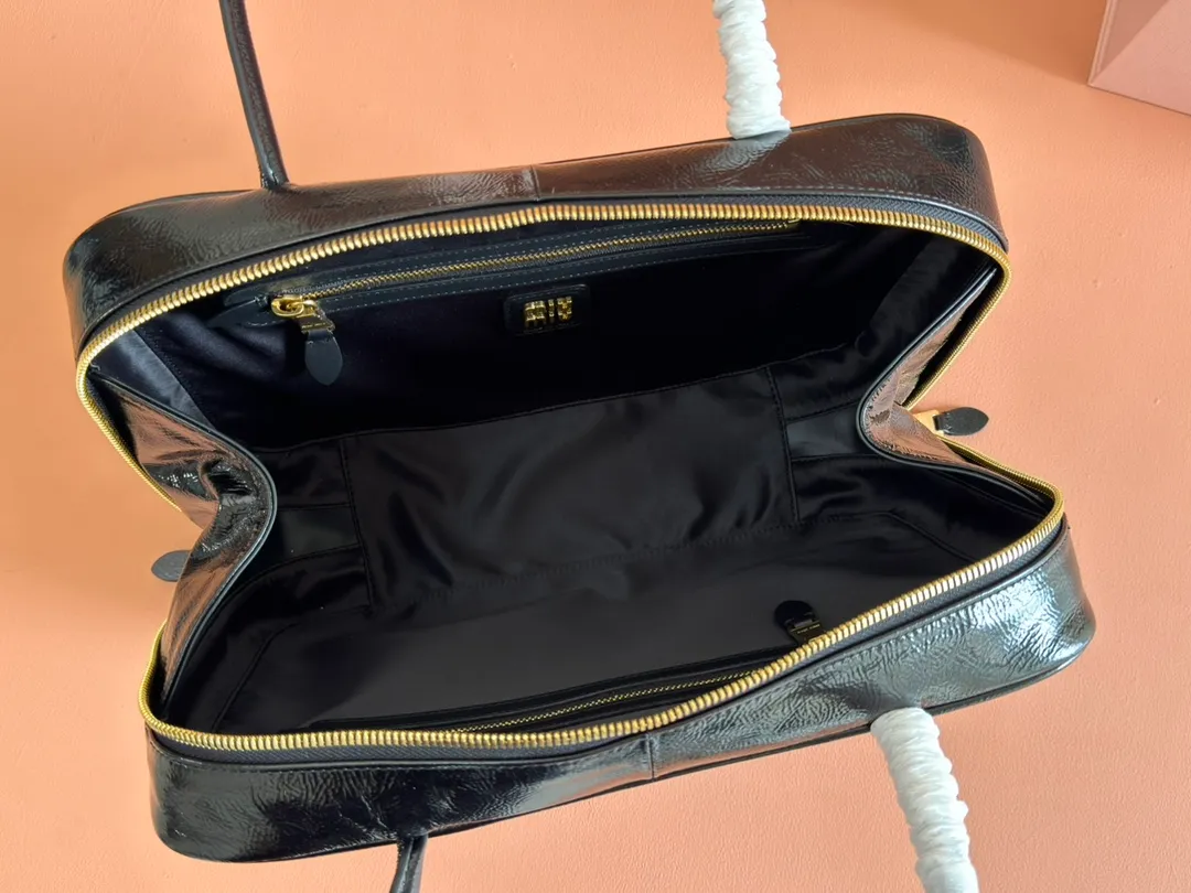 p1800 MIU new product [original leather with counter packaging] Beau cow leather second generation handbag/wrinkled patent leather [new version briefcase] 5bb117 This Beau handbag is made of soft and smooth cow leather, with exquisite details such as gold-plated hardware and accessories, and the embossed letter logo highlights the classic style. Size:W34×H23×D10cm