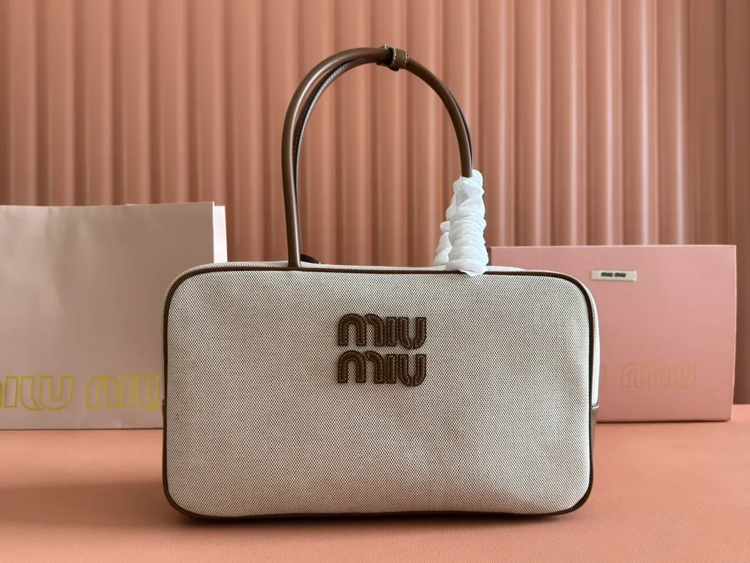 p1560MiuMiu [Original linen briefcase] A complete fusion of fashion and classics, it is the next big hit. Wool fabric is paired with calfskin. The texture is soft and durable. It is lighter and more versatile than the all-leather model, both in appearance and practicality. They are all amazing. The three-generation long handle design is easy to carry on the shoulder. The large design has sufficient capacity and can easily hold various necessities. It is a perfect choice whether for work or travel. The new satin lining is more beautiful and durable. Models: 5bb117, 5bb163. Size: 34X23X12cm.
