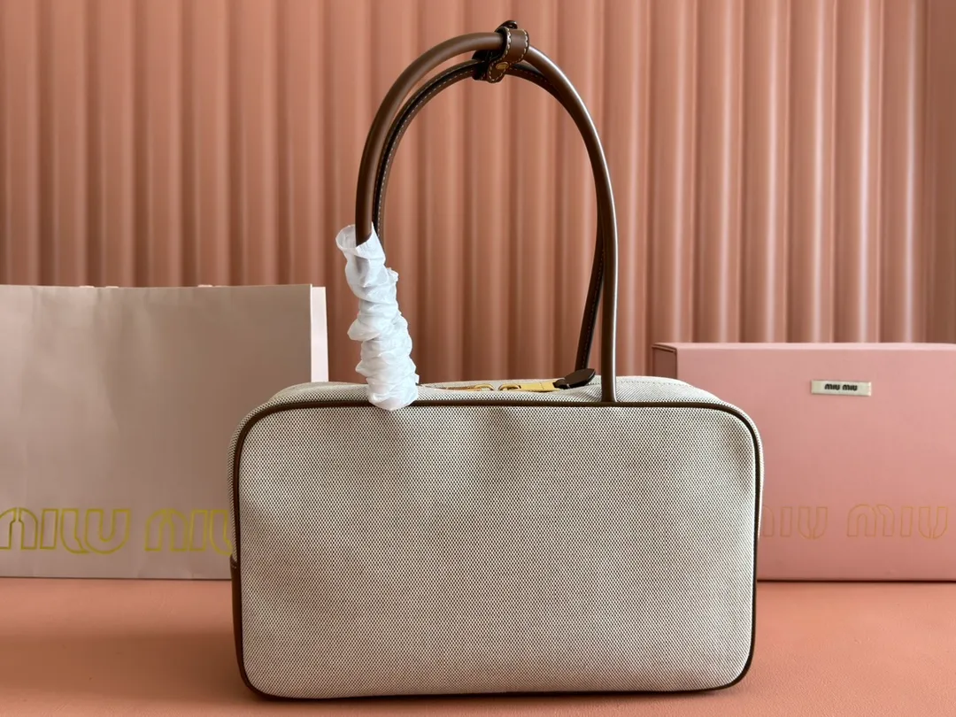 p1560MiuMiu [Original linen briefcase] A complete fusion of fashion and classics, it is the next big hit. Wool fabric is paired with calfskin. The texture is soft and durable. It is lighter and more versatile than the all-leather model, both in appearance and practicality. They are all amazing. The three-generation long handle design is easy to carry on the shoulder. The large design has sufficient capacity and can easily hold various necessities. It is a perfect choice whether for work or travel. The new satin lining is more beautiful and durable. Models: 5bb117, 5bb163. Size: 34X23X12cm.
