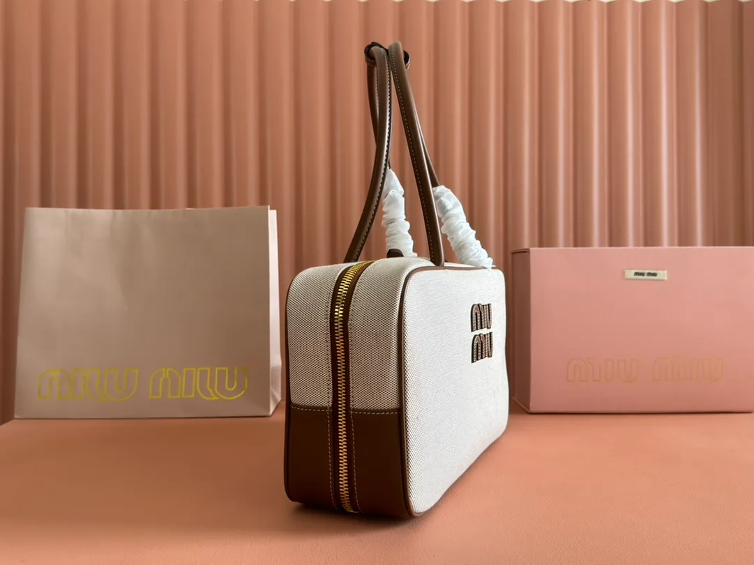 p1560MiuMiu [Original linen briefcase] A complete fusion of fashion and classics, it is the next big hit. Wool fabric is paired with calfskin. The texture is soft and durable. It is lighter and more versatile than the all-leather model, both in appearance and practicality. They are all amazing. The three-generation long handle design is easy to carry on the shoulder. The large design has sufficient capacity and can easily hold various necessities. It is a perfect choice whether for work or travel. The new satin lining is more beautiful and durable. Models: 5bb117, 5bb163. Size: 34X23X12cm.