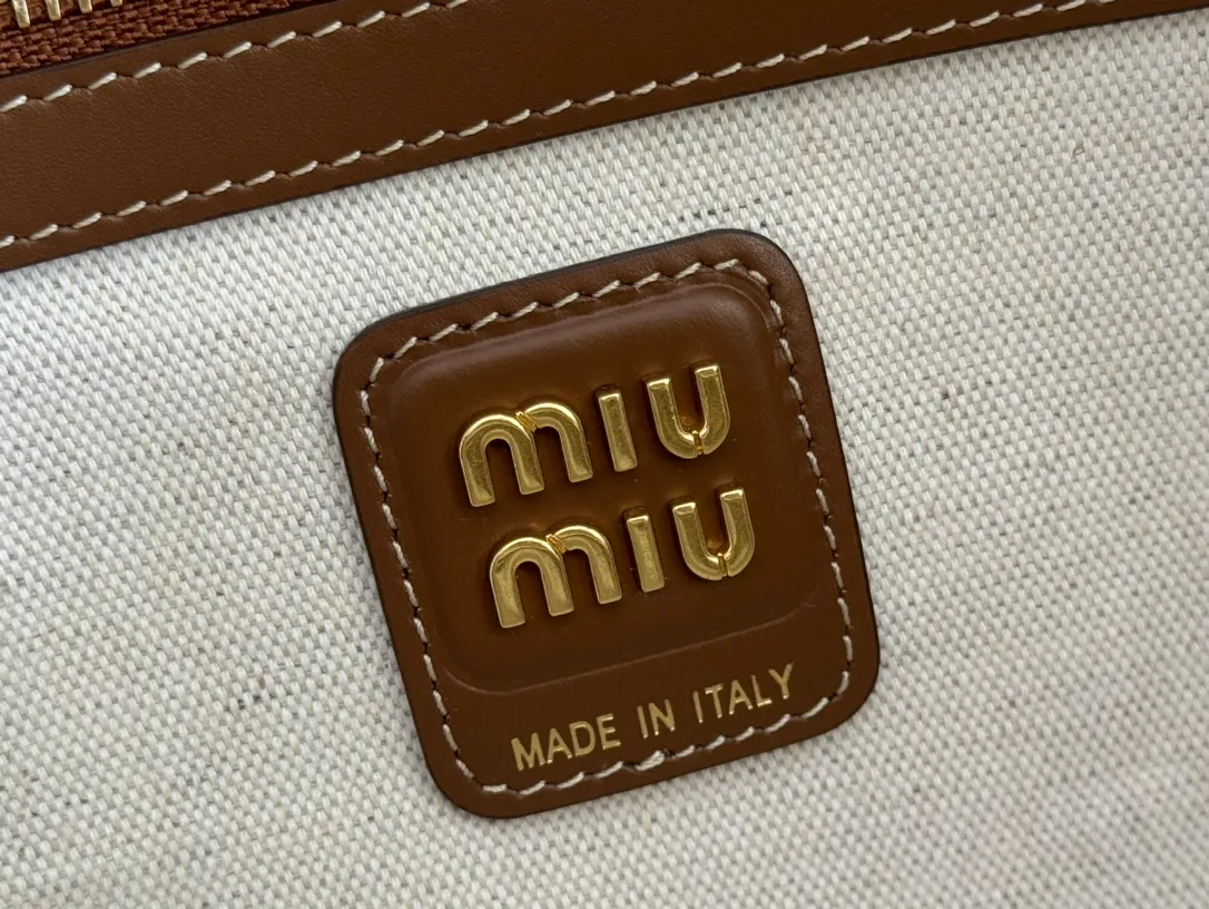 p1560MiuMiu [Original linen briefcase] A complete fusion of fashion and classics, it is the next big hit. Wool fabric is paired with calfskin. The texture is soft and durable. It is lighter and more versatile than the all-leather model, both in appearance and practicality. They are all amazing. The three-generation long handle design is easy to carry on the shoulder. The large design has sufficient capacity and can easily hold various necessities. It is a perfect choice whether for work or travel. The new satin lining is more beautiful and durable. Models: 5bb117, 5bb163. Size: 34X23X12cm.