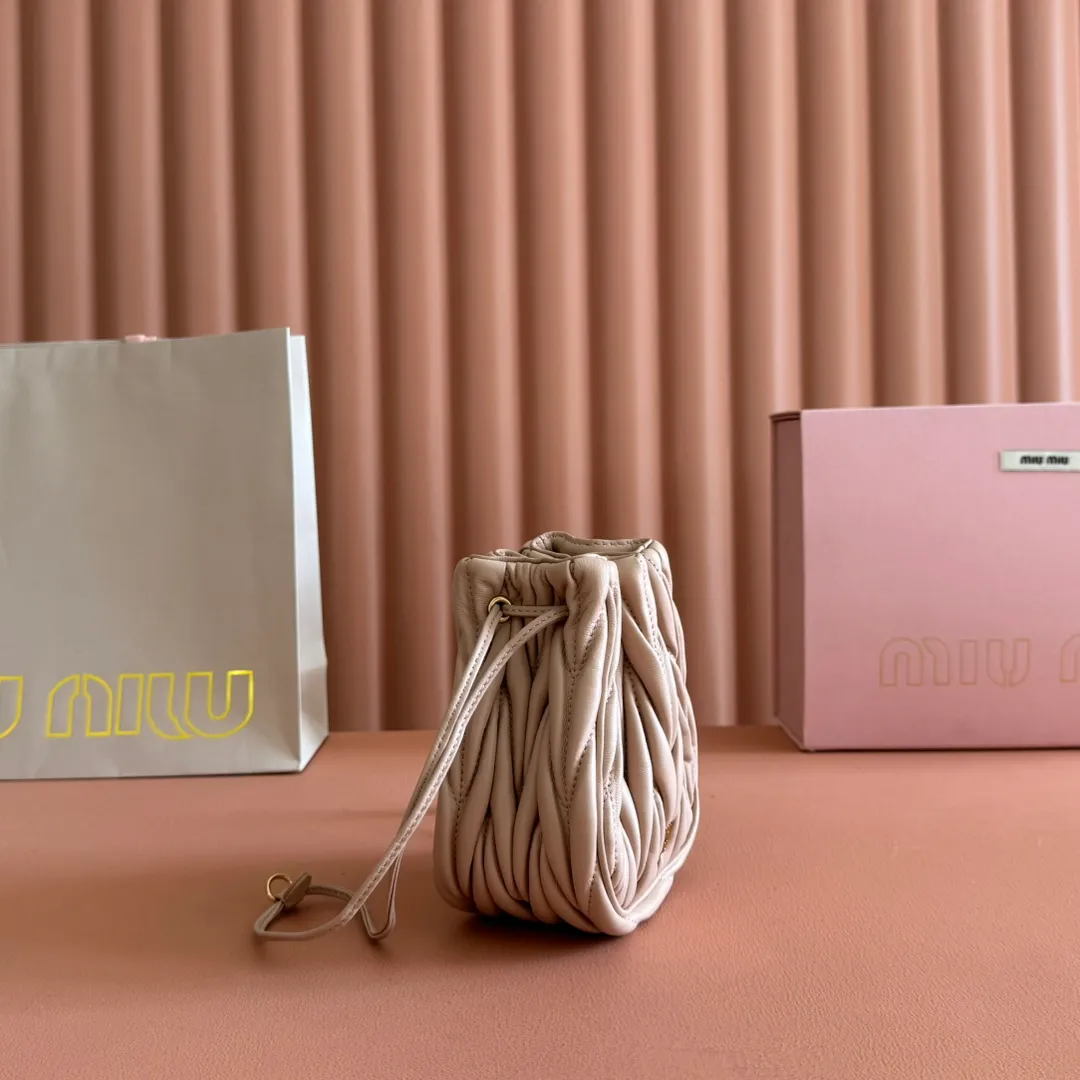 p1360💋💋💋【Original configuration counter full package】Matelassé Nappa lambskin mini drawstring handbag The Matelassé pattern, a symbol of Miu Miu style, has a new look in the design of this practical and functional clutch bag, with drawstring closure, exquisite finish and metal logo, Dimensions - 7.5cmx14cmx16cm Model - 5nd022​