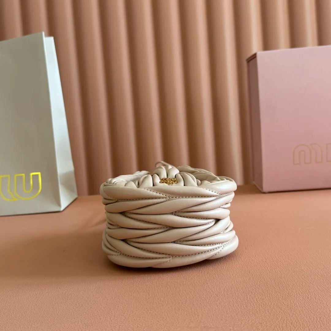 p1360💋💋💋【Original configuration counter full package】Matelassé Nappa lambskin mini drawstring handbag The Matelassé pattern, a symbol of Miu Miu style, has a new look in the design of this practical and functional clutch bag, with drawstring closure, exquisite finish and metal logo, Dimensions - 7.5cmx14cmx16cm Model - 5nd022​