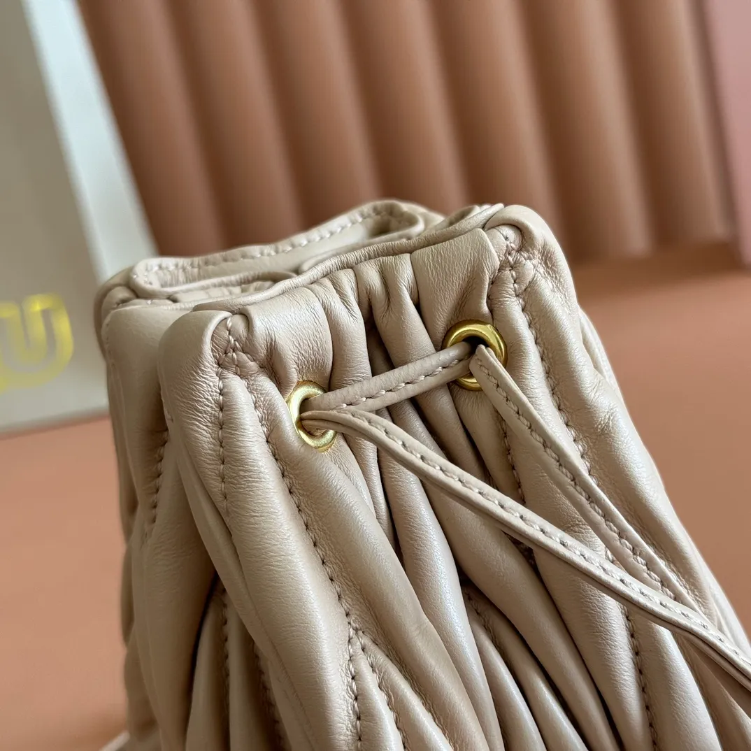 p1360💋💋💋【Original configuration counter full package】Matelassé Nappa lambskin mini drawstring handbag The Matelassé pattern, a symbol of Miu Miu style, has a new look in the design of this practical and functional clutch bag, with drawstring closure, exquisite finish and metal logo, Dimensions - 7.5cmx14cmx16cm Model - 5nd022​