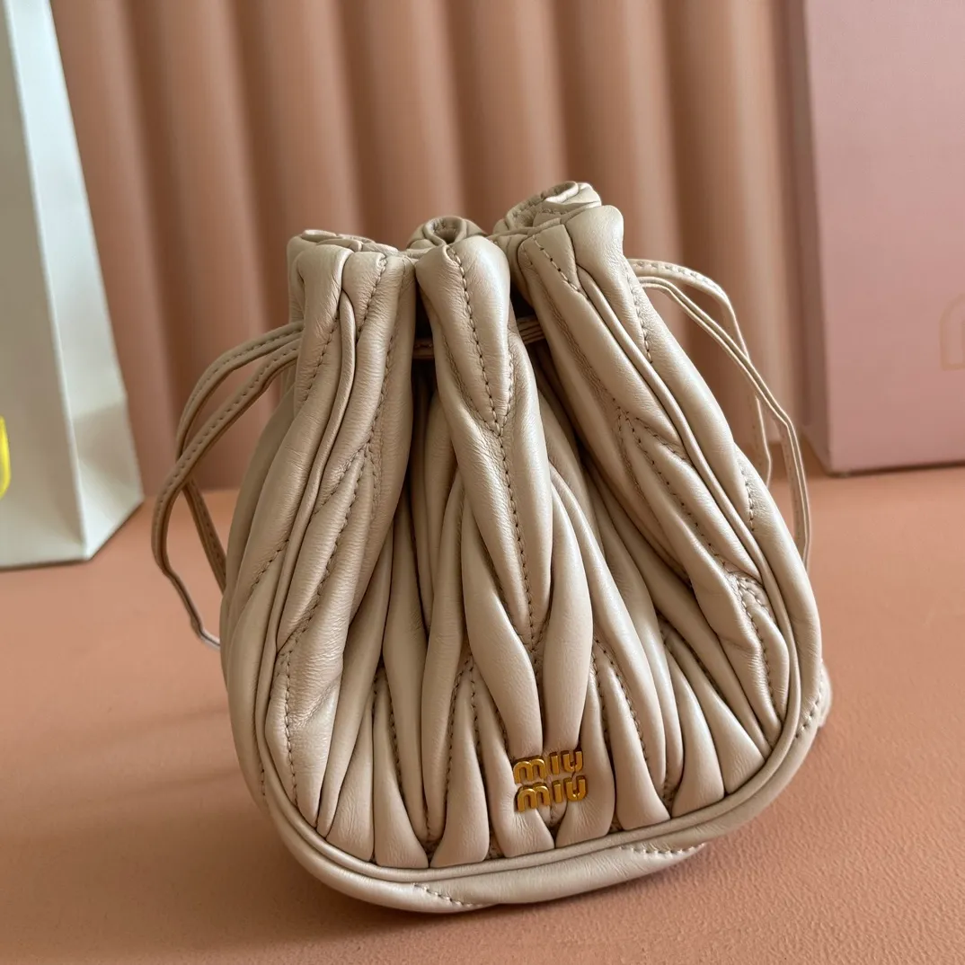 p1360💋💋💋【Original configuration counter full package】Matelassé Nappa lambskin mini drawstring handbag The Matelassé pattern, a symbol of Miu Miu style, has a new look in the design of this practical and functional clutch bag, with drawstring closure, exquisite finish and metal logo, Dimensions - 7.5cmx14cmx16cm Model - 5nd022​