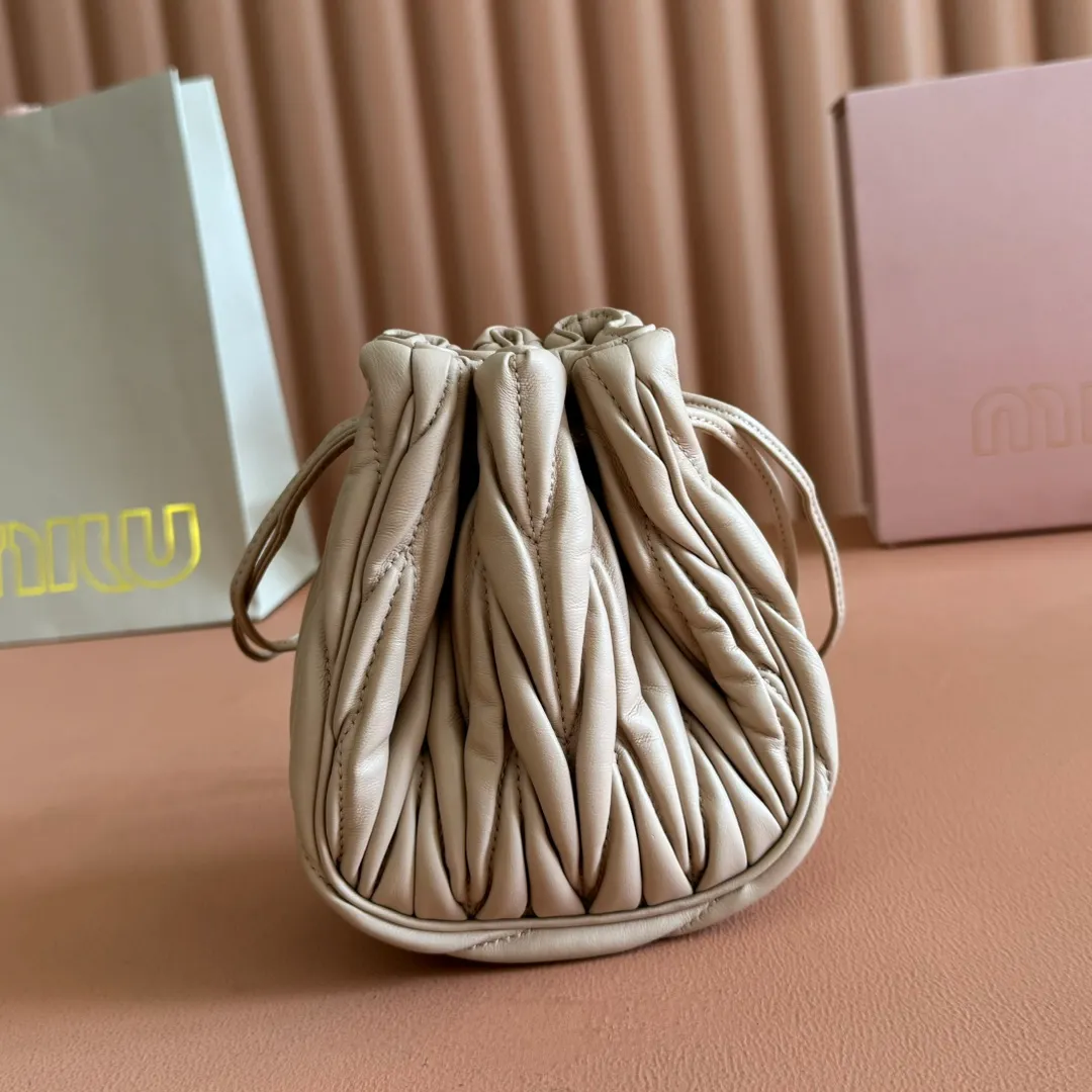 p1360💋💋💋【Original configuration counter full package】Matelassé Nappa lambskin mini drawstring handbag The Matelassé pattern, a symbol of Miu Miu style, has a new look in the design of this practical and functional clutch bag, with drawstring closure, exquisite finish and metal logo, Dimensions - 7.5cmx14cmx16cm Model - 5nd022​