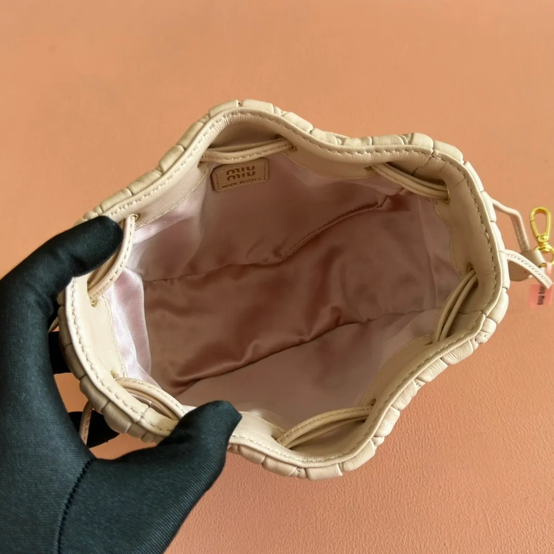 p1360💋💋💋【Original configuration counter full package】Matelassé Nappa lambskin mini drawstring handbag The Matelassé pattern, a symbol of Miu Miu style, has a new look in the design of this practical and functional clutch bag, with drawstring closure, exquisite finish and metal logo, Dimensions - 7.5cmx14cmx16cm Model - 5nd022​