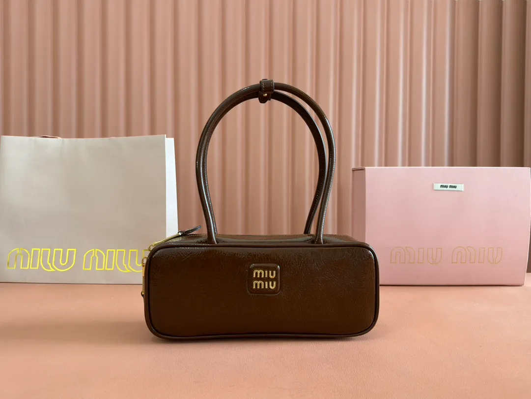 💋💋💋【New Product】Miu’s 👉 hot-selling Beau leather handbag has been shipped. Oil wax patent leather/original leather is shipped! 🐴Model: 5BB172