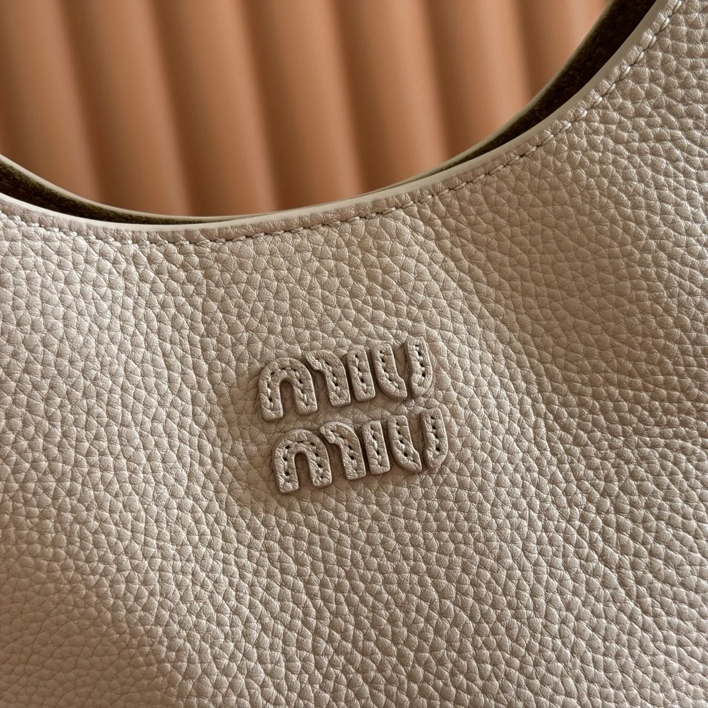 p1460💋💋💋[Original leather configuration counter complete package] Miu Japanese pop-up new tote bag, top-grade imported cowhide, high-end leather texture, elegant and retro, soft but not collapsed, with metal lock pendant, casual and lazy temperament, full of sweet and cool style, hand-sewn leather logo, details are online, suitable for commuting and shopping, practicality MAX, model: 5be098 Size: 28X 22.5X 12cm