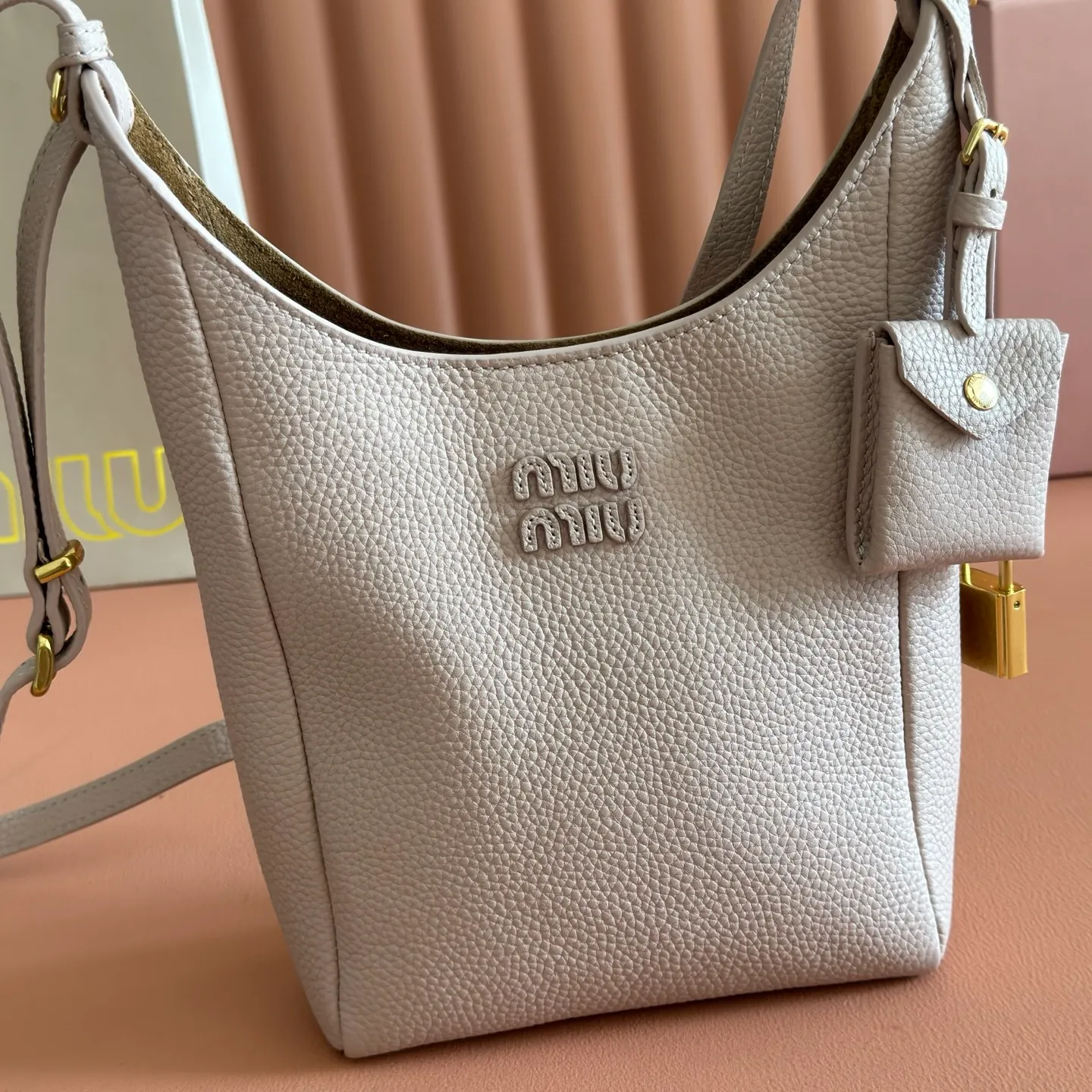 p1460💋💋💋[Original leather configuration counter complete package] Miu Japanese pop-up new tote bag, top-grade imported cowhide, high-end leather texture, elegant and retro, soft but not collapsed, with metal lock pendant, casual and lazy temperament, full of sweet and cool style, hand-sewn leather logo, details are online, suitable for commuting and shopping, practicality MAX, model: 5be098 Size: 28X 22.5X 12cm
