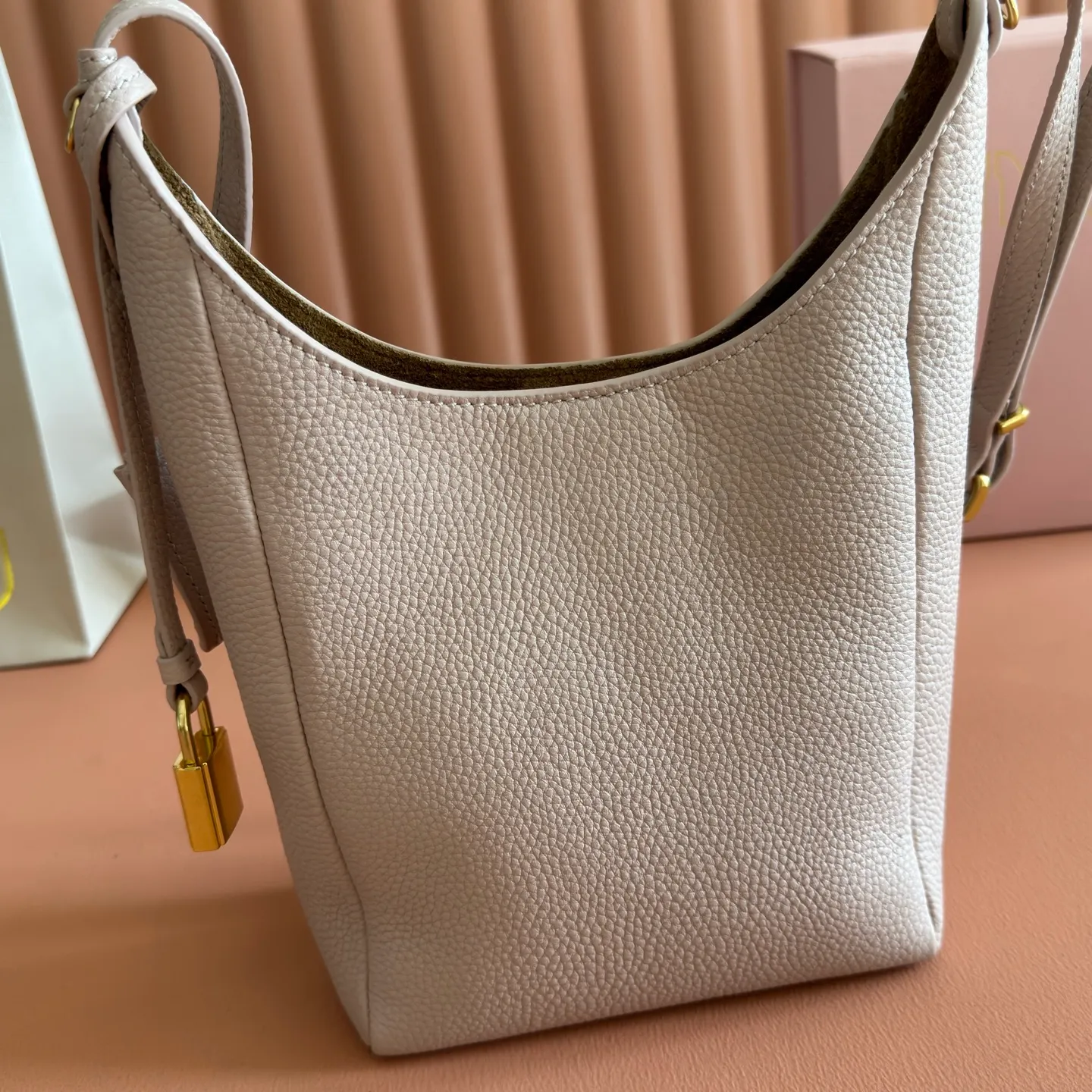 p1460💋💋💋[Original leather configuration counter complete package] Miu Japanese pop-up new tote bag, top-grade imported cowhide, high-end leather texture, elegant and retro, soft but not collapsed, with metal lock pendant, casual and lazy temperament, full of sweet and cool style, hand-sewn leather logo, details are online, suitable for commuting and shopping, practicality MAX, model: 5be098 Size: 28X 22.5X 12cm