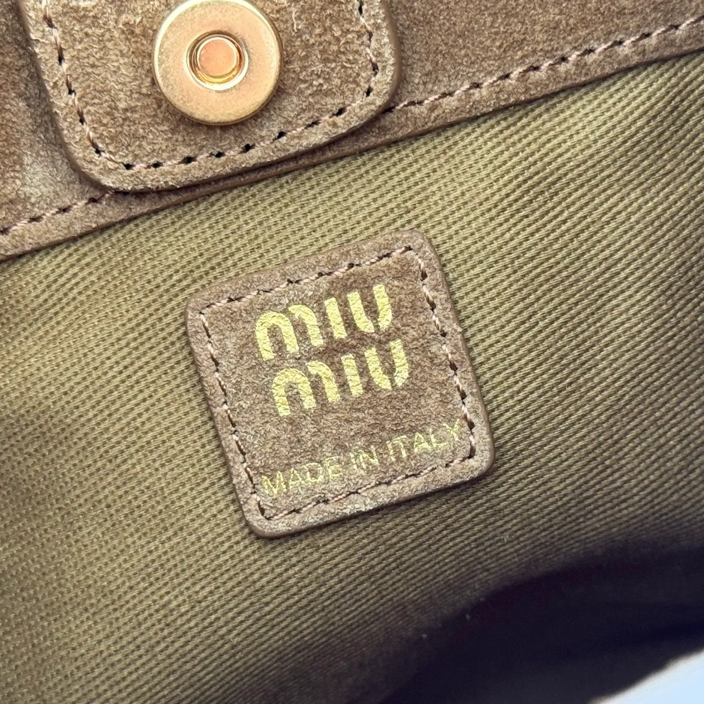 p1460💋💋💋[Original leather configuration counter complete package] Miu Japanese pop-up new tote bag, top-grade imported cowhide, high-end leather texture, elegant and retro, soft but not collapsed, with metal lock pendant, casual and lazy temperament, full of sweet and cool style, hand-sewn leather logo, details are online, suitable for commuting and shopping, practicality MAX, model: 5be098 Size: 28X 22.5X 12cm