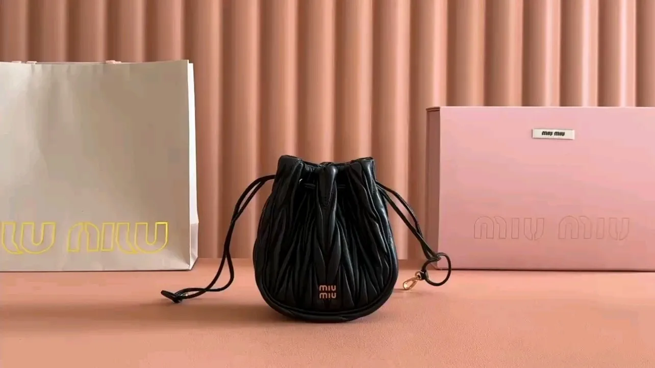 p1360💋💋💋【Original configuration counter full package】Matelassé Nappa lambskin mini drawstring handbag The Matelassé pattern, a symbol of Miu Miu style, has a new look in the design of this practical and functional clutch bag, with drawstring closure, exquisite finish and metal logo, Dimensions - 7.5cmx14cmx16cm Model - 5nd022​