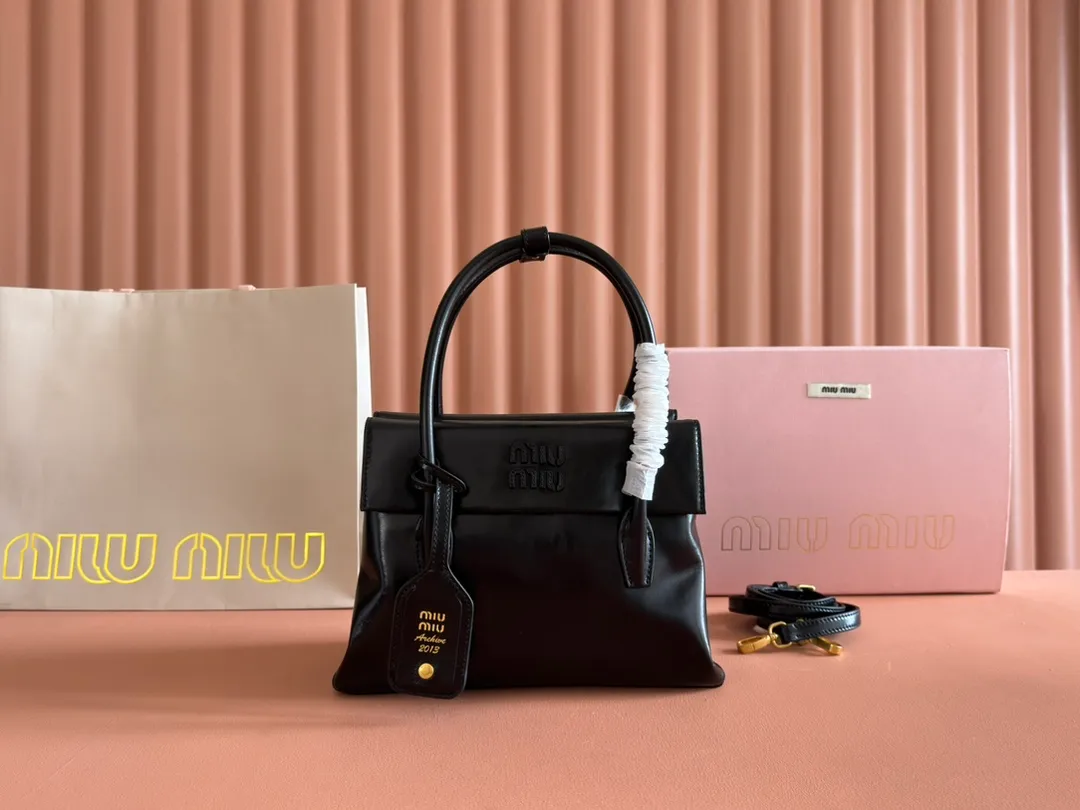 💋💋💋【Full package with counter】Glossy cow leather Solitaire small handbag 5ba301