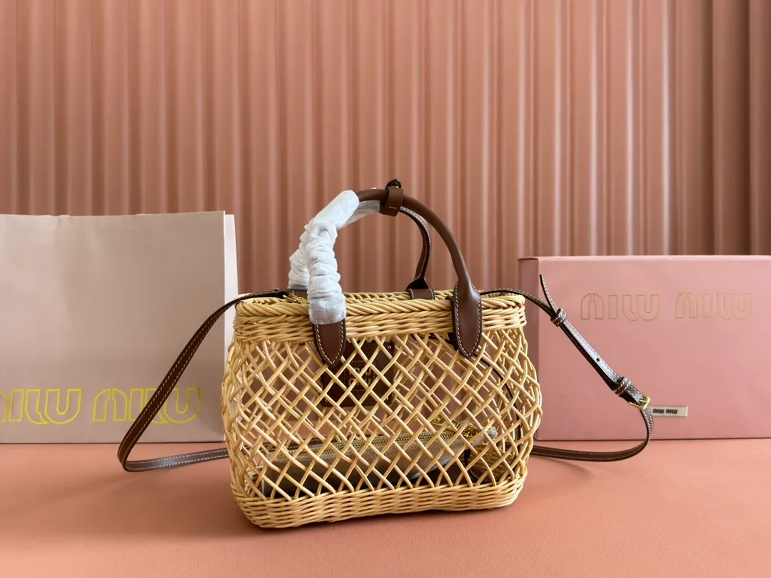 p1600💋💋💋【Full set of packaging at the counter】5BA286, Miu's summer pastoral holiday style, new woven hollow vegetable basket, the special rattan arc design makes the bag very novel, unique and three-dimensional. It has a hand-stitched leather logo on the front, double leather portable shoulder straps, a canvas zipper bag inside, and an adjustable leather long shoulder strap. It is an excellent choice for picnics, pastoral vacations, and beach trips. Size: 24 X 18 X 9 cm