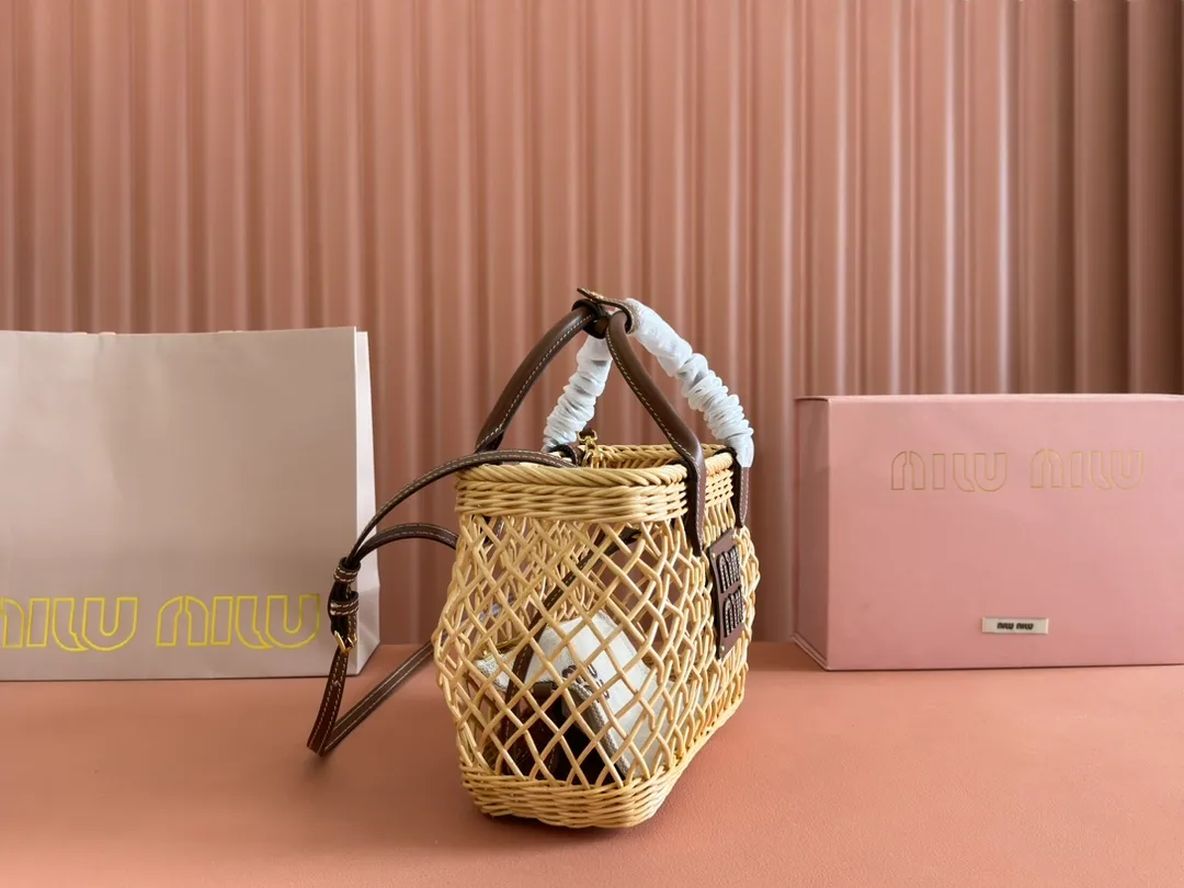 p1600💋💋💋【Full set of packaging at the counter】5BA286, Miu's summer pastoral holiday style, new woven hollow vegetable basket, the special rattan arc design makes the bag very novel, unique and three-dimensional. It has a hand-stitched leather logo on the front, double leather portable shoulder straps, a canvas zipper bag inside, and an adjustable leather long shoulder strap. It is an excellent choice for picnics, pastoral vacations, and beach trips. Size: 24 X 18 X 9 cm
