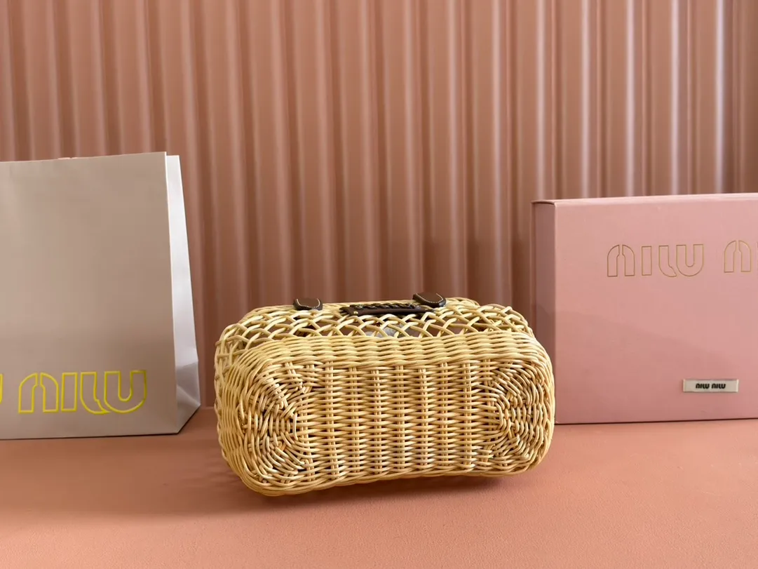 p1600💋💋💋【Full set of packaging at the counter】5BA286, Miu's summer pastoral holiday style, new woven hollow vegetable basket, the special rattan arc design makes the bag very novel, unique and three-dimensional. It has a hand-stitched leather logo on the front, double leather portable shoulder straps, a canvas zipper bag inside, and an adjustable leather long shoulder strap. It is an excellent choice for picnics, pastoral vacations, and beach trips. Size: 24 X 18 X 9 cm
