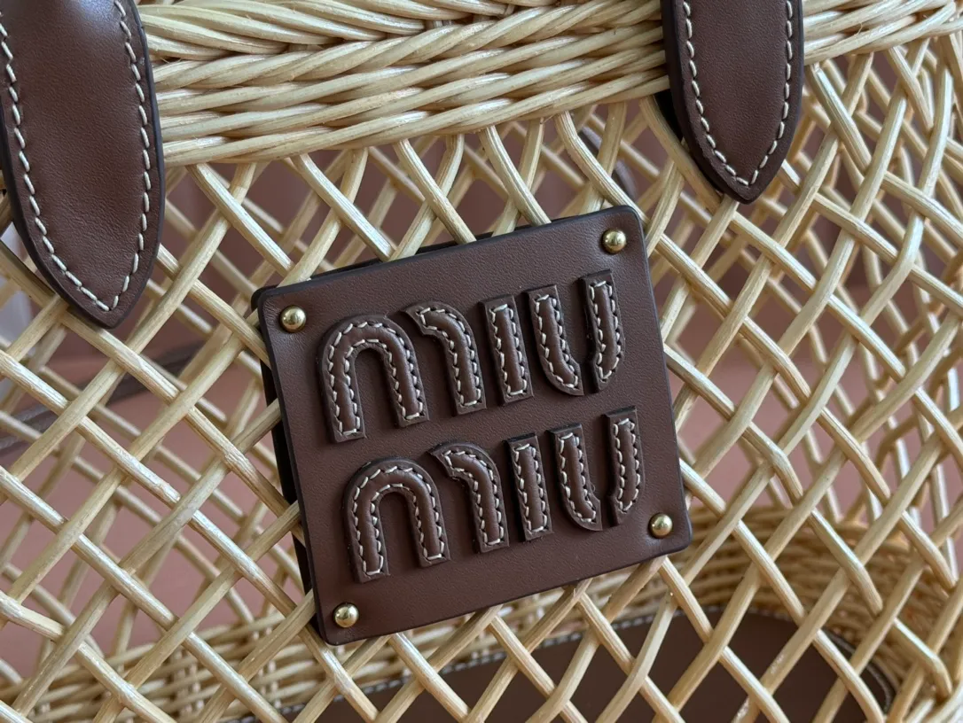p1600💋💋💋【Full set of packaging at the counter】5BA286, Miu's summer pastoral holiday style, new woven hollow vegetable basket, the special rattan arc design makes the bag very novel, unique and three-dimensional. It has a hand-stitched leather logo on the front, double leather portable shoulder straps, a canvas zipper bag inside, and an adjustable leather long shoulder strap. It is an excellent choice for picnics, pastoral vacations, and beach trips. Size: 24 X 18 X 9 cm