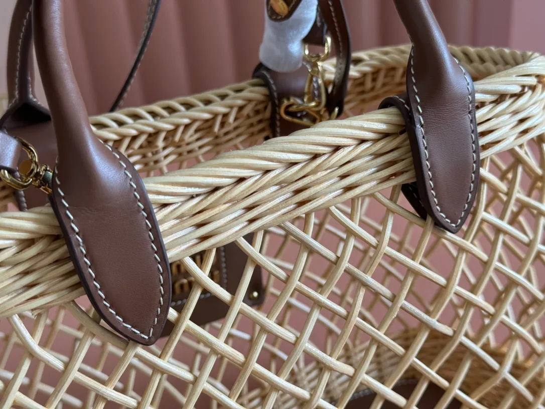 p1600💋💋💋【Full set of packaging at the counter】5BA286, Miu's summer pastoral holiday style, new woven hollow vegetable basket, the special rattan arc design makes the bag very novel, unique and three-dimensional. It has a hand-stitched leather logo on the front, double leather portable shoulder straps, a canvas zipper bag inside, and an adjustable leather long shoulder strap. It is an excellent choice for picnics, pastoral vacations, and beach trips. Size: 24 X 18 X 9 cm