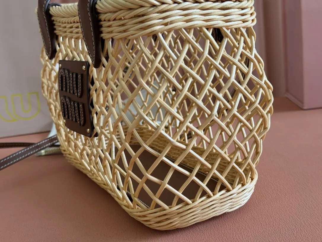 p1600💋💋💋【Full set of packaging at the counter】5BA286, Miu's summer pastoral holiday style, new woven hollow vegetable basket, the special rattan arc design makes the bag very novel, unique and three-dimensional. It has a hand-stitched leather logo on the front, double leather portable shoulder straps, a canvas zipper bag inside, and an adjustable leather long shoulder strap. It is an excellent choice for picnics, pastoral vacations, and beach trips. Size: 24 X 18 X 9 cm