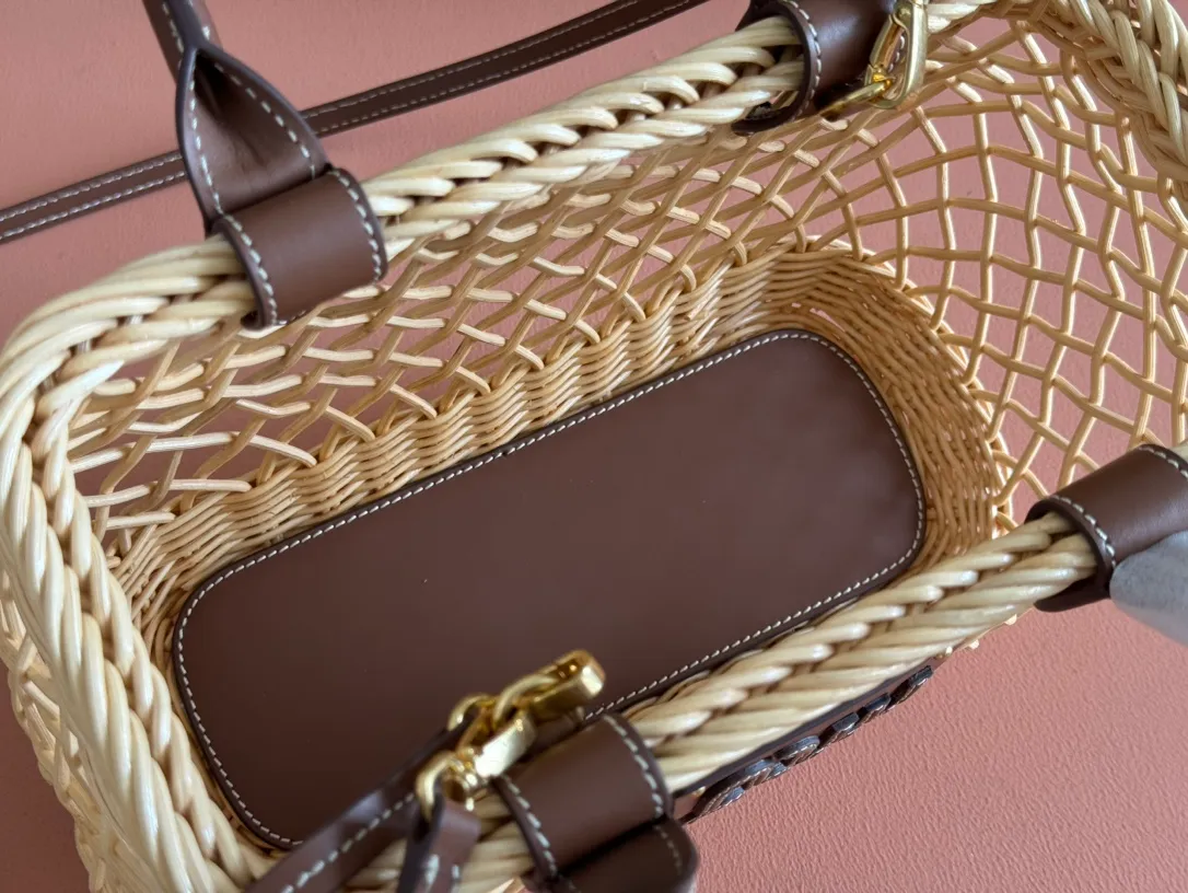 p1600💋💋💋【Full set of packaging at the counter】5BA286, Miu's summer pastoral holiday style, new woven hollow vegetable basket, the special rattan arc design makes the bag very novel, unique and three-dimensional. It has a hand-stitched leather logo on the front, double leather portable shoulder straps, a canvas zipper bag inside, and an adjustable leather long shoulder strap. It is an excellent choice for picnics, pastoral vacations, and beach trips. Size: 24 X 18 X 9 cm