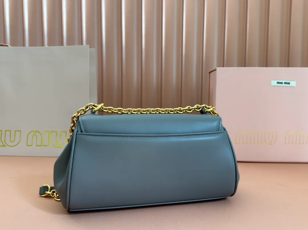 p1800💋💋💋【Original leather configuration counter packaging】MiuM's new baguette bag, this shoulder bag continues the classic design, using lightweight padded leather design, unique, top-grade calfskin material, with elegant front flap and adjustable metal shoulder straps, various styles, exquisite and elegant, casual and lazy, daily casual, work and commuting, looks good no matter what. Model: 5bd266. Size: 24X13.5X9cm